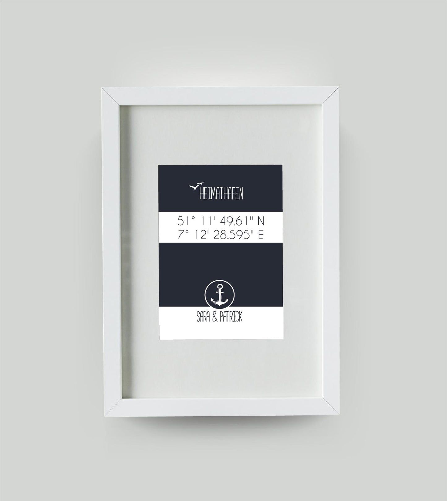 Personalisiertes Koordinaten Bild “HEIMATHAFEN” mit Anker, Bildfarbe: Maritime/Blau, Bildgröße: DIN A4, Bilderrahmen: Bilderrahmen weiß mit Passepartout, Copyright:321geschenke.de