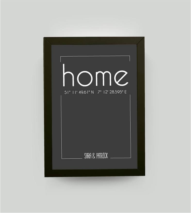 Personalisiertes Koordinaten Bild “HOME”, “FAMILIE”, “LEBEN” oder “ZUHAUSE”, Bildfarbe: Anthrazit/Schwarz, Bildgröße: 13x18cm, Bilderrahmen: Bilderrahmen schwarz ohne Passepartout, Copyright:321geschenke.de