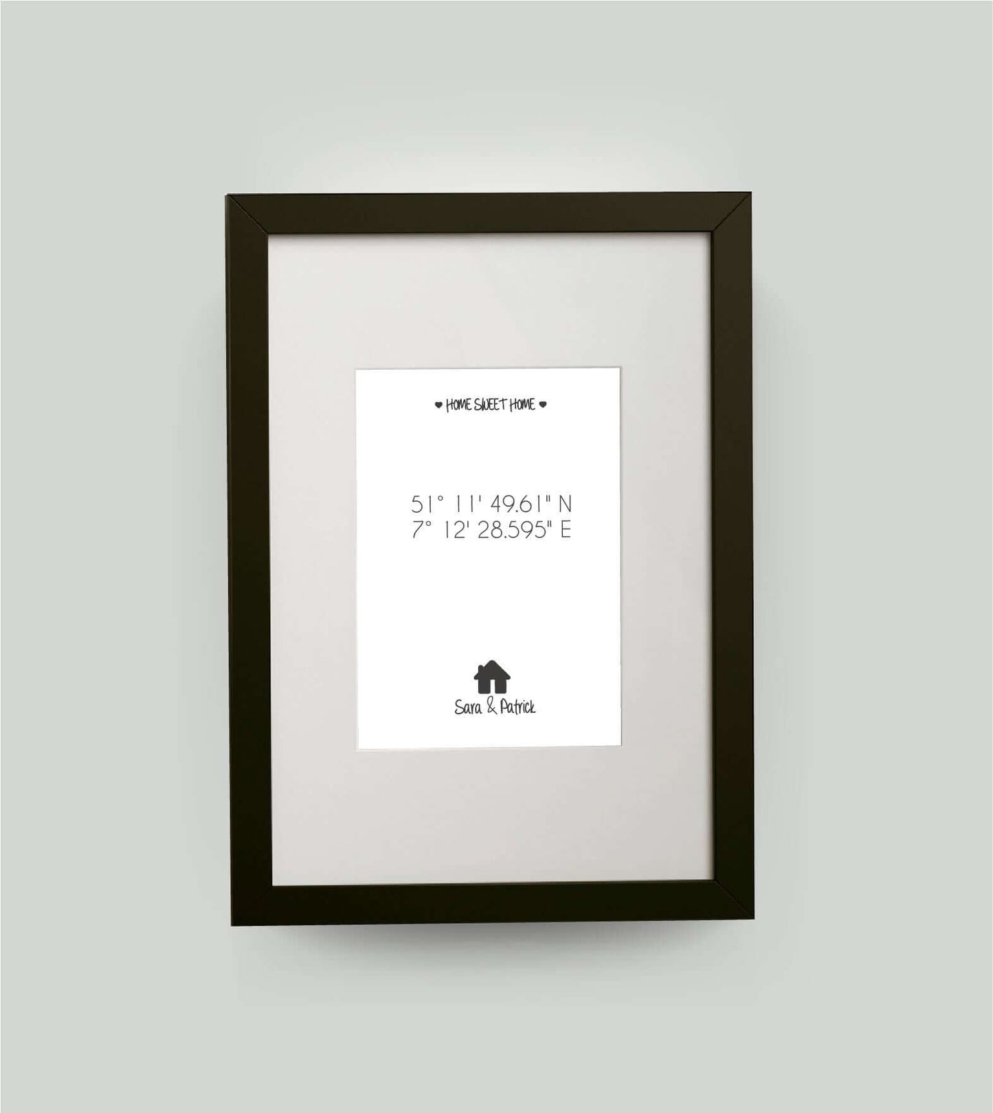 Personalisiertes Bild "HOME SWEET HOME HAUS" in weiß, 13x18cm, mit Rahmen schwarz 21x30cm, mit Passepartout, Copyright: 321geschenke.de