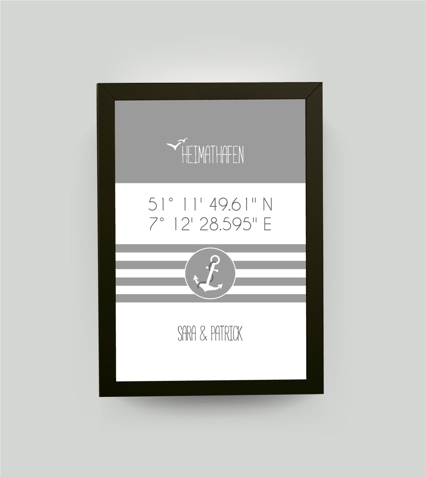 Personalisiertes Koordinaten Bild “HEIMATHAFEN” mit Anker gestreift, Bildfarbe: Grau, Bildgröße: 13x18cm, Bilderrahmen: Bilderrahmen schwarz ohne Passepartout, Copyright:321geschenke.de