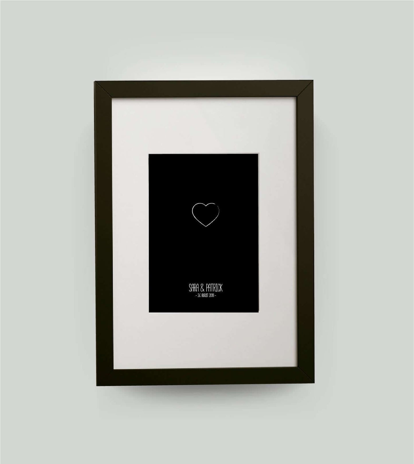 Personalisiertes Bild „Herz mit Name und Datum”, Bildfarbe: Schwarz, Bildgröße: DIN A4, Bilderrahmen: Bilderrahmen schwarz mit Passepartout,Copyright: 321geschenke.de