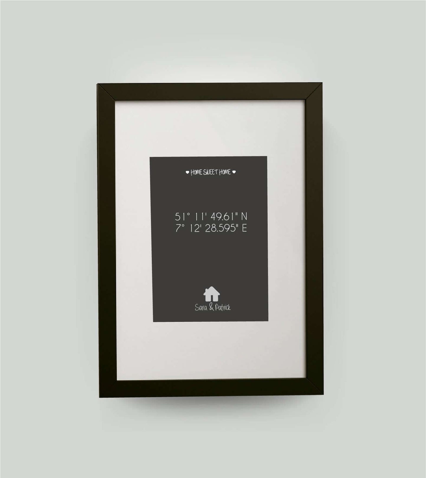 Personalisiertes Bild "HOME SWEET HOME HAUS" in schwarz/anthrazit, 13x18cm, mit Rahmen schwarz 21x30cm, mit Passepartout, Copyright: 321geschenke.de