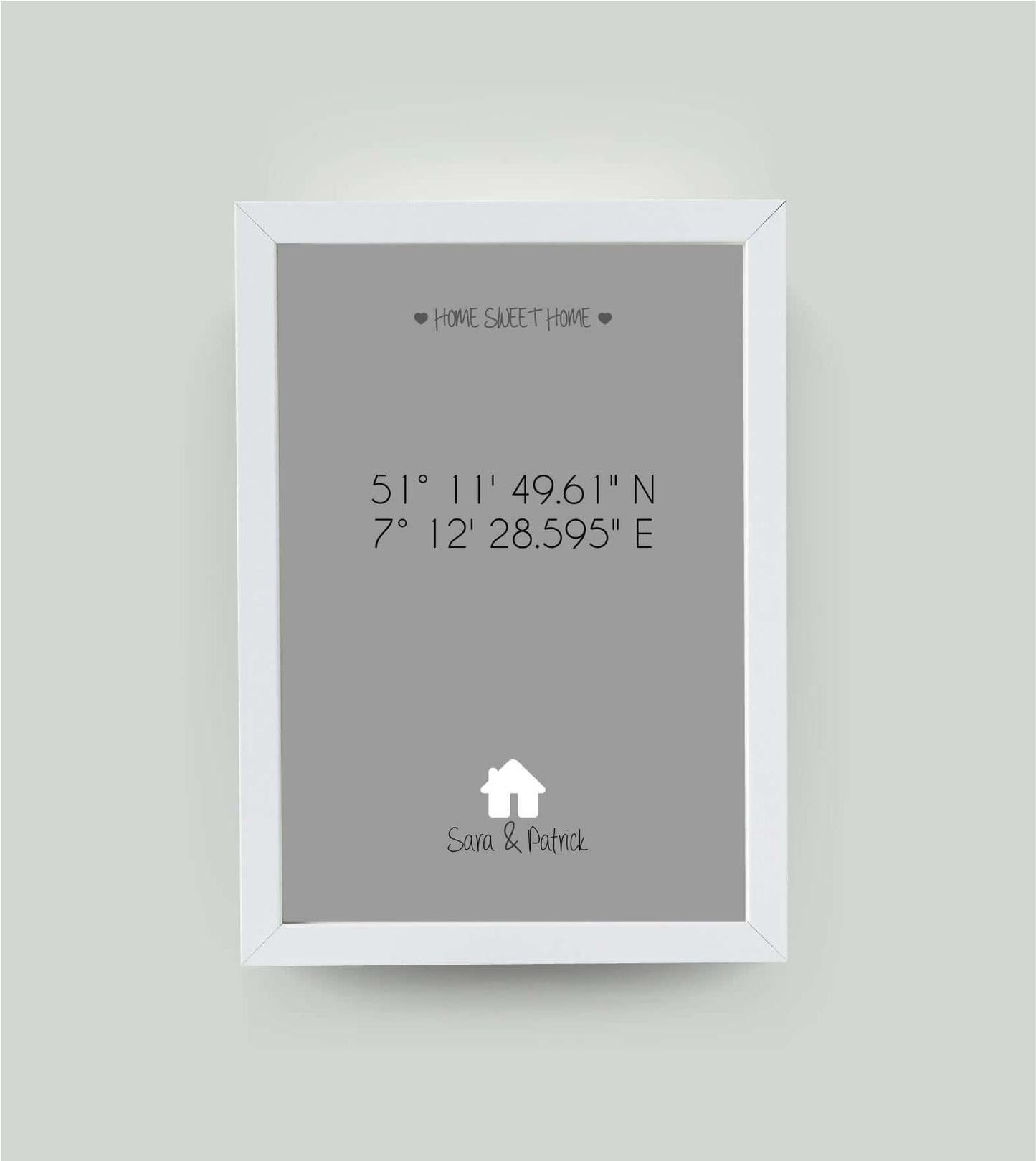 Personalisiertes Bild "HOME SWEET HOME HAUS" in grau, DIN A4, mit Rahmen weiß 21x30cm, ohne Passepartout, Copyright: 321geschenke.de