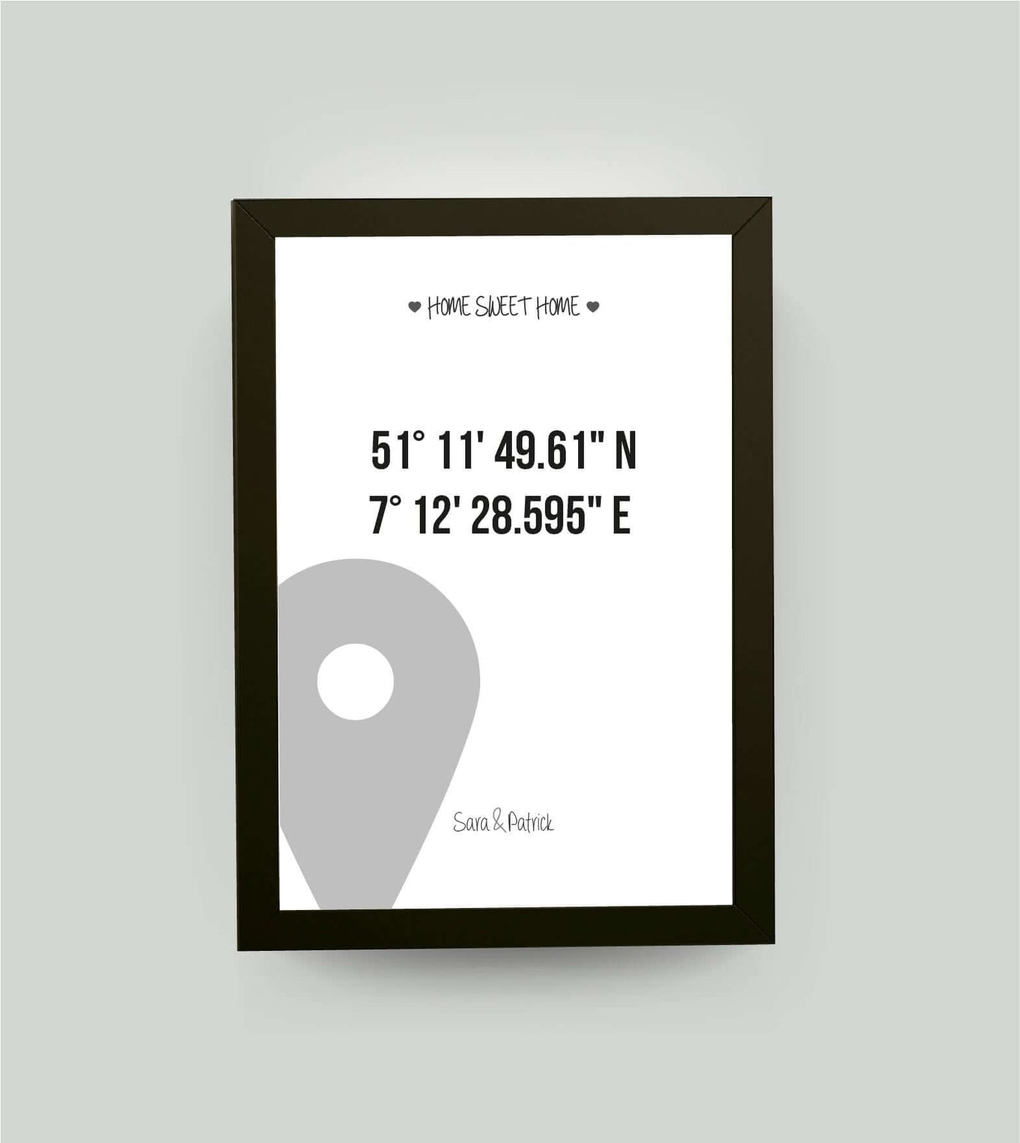 Personalisiertes Bild "HOME SWEET HOME GPS" in weiß, DIN A4, mit Rahmen schwarz 21x30cm, ohne Passepartout, Anwendungsbeispiel, Copyright: 321geschenke.de