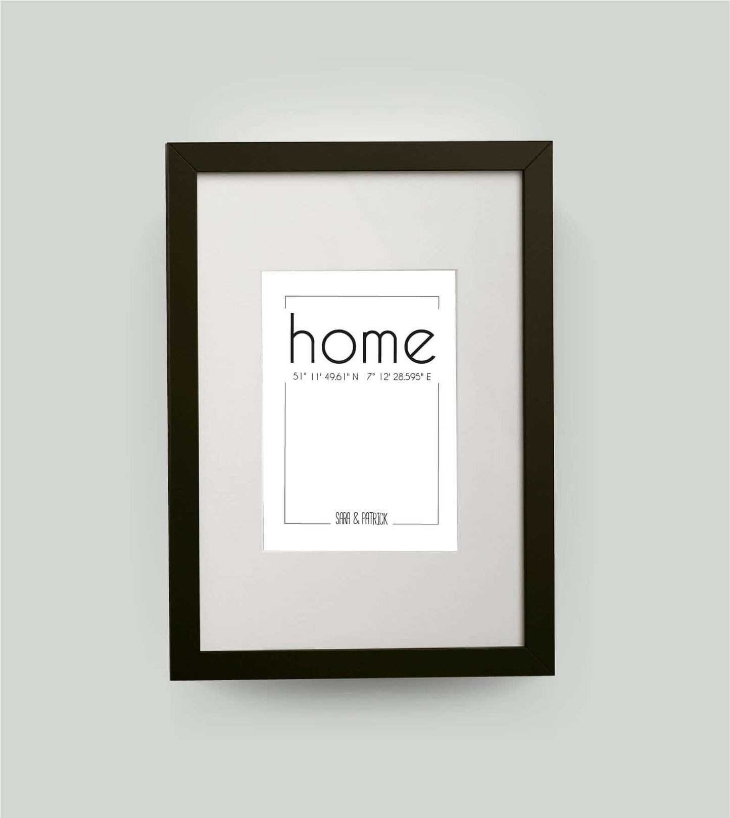 Personalisiertes Koordinaten Bild “HOME”, “FAMILIE”, “LEBEN” oder “ZUHAUSE”, Bildfarbe: Weiß, Bildgröße: DIN A4, Bilderrahmen: Bilderrahmen schwarz mit Passepartout, Copyright:321geschenke.de