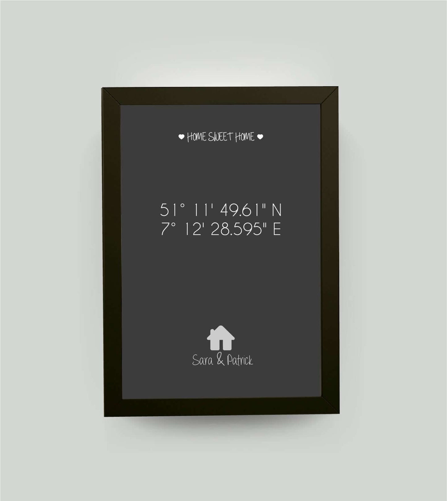 Personalisiertes Bild "HOME SWEET HOME HAUS" in schwarz/anthrazit, DIN A4, mit Rahmen weiß 21x30cm, ohne Passepartout, Copyright: 321geschenke.de