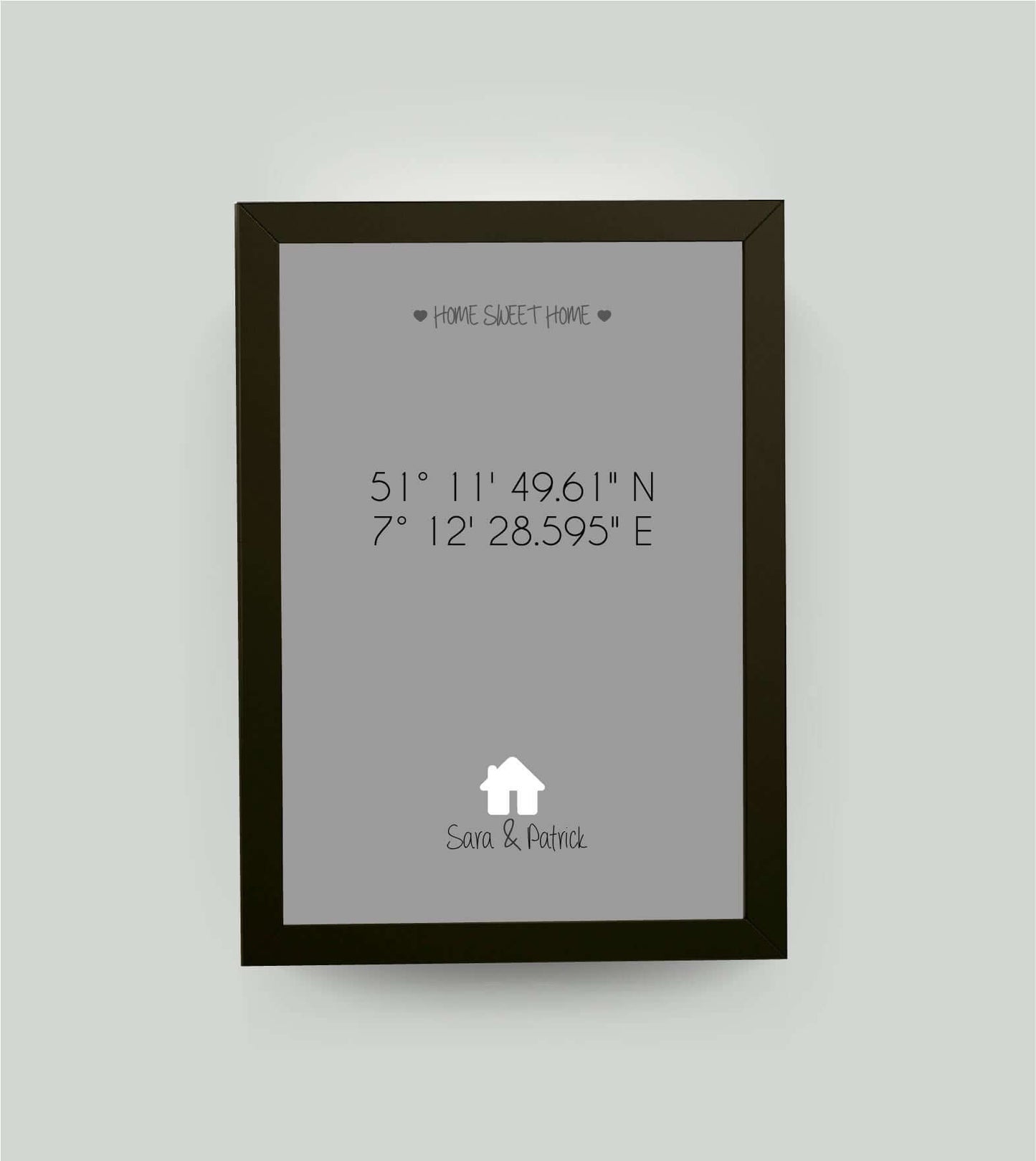 Personalisiertes Bild "HOME SWEET HOME HAUS" in grau, DIN A4, mit Rahmen schwarz 21x30cm, ohne Passepartout, Copyright: 321geschenke.de