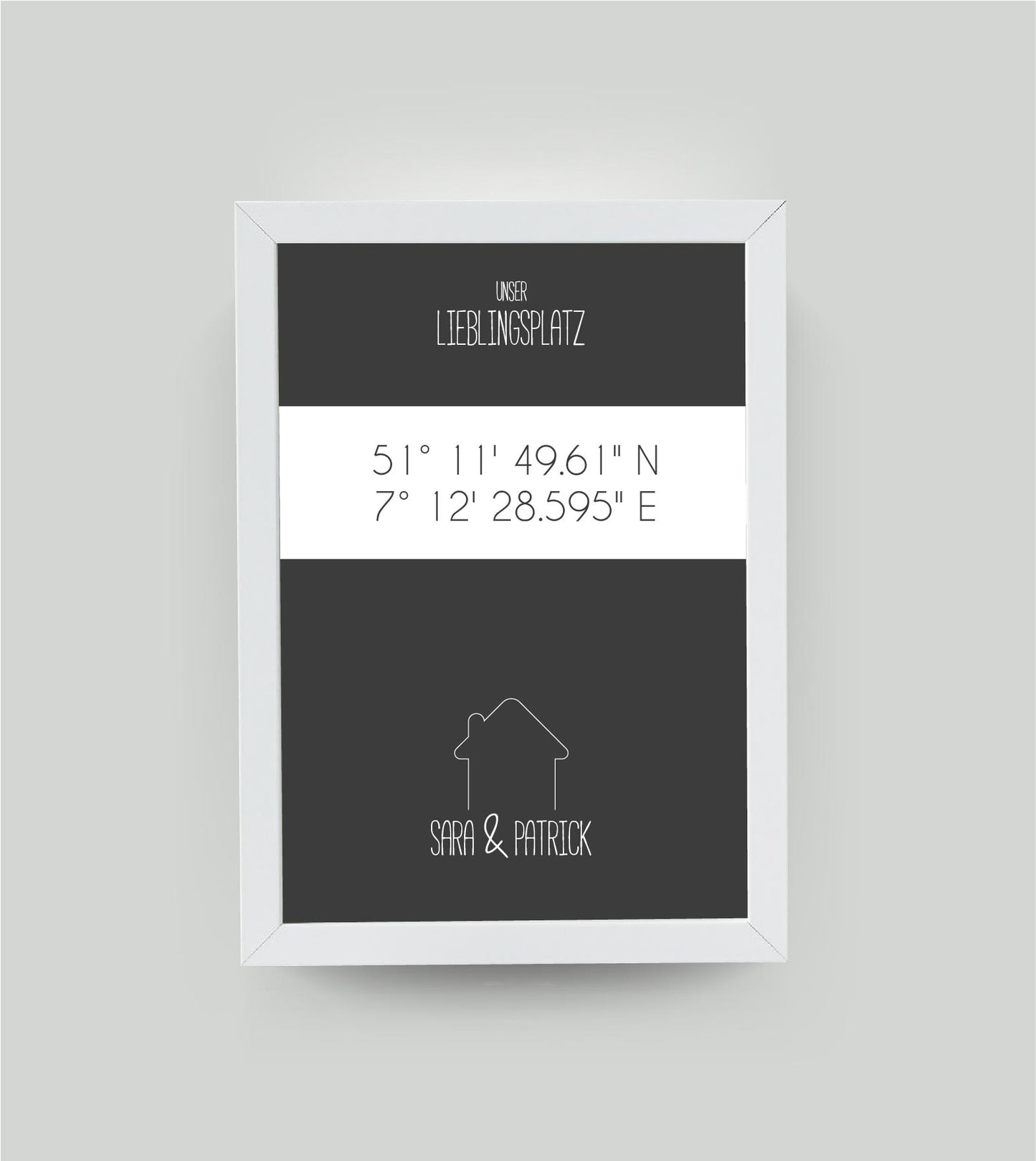 Personalisiertes Koordinaten Bild “Lieblingsplatz Haus”, Bildfarbe: Anthrazit/Schwarz, Bildgröße: 13x18cm, Bilderrahmen: Ohne Bilderrahmen, Copyright: 321geschenke.de
