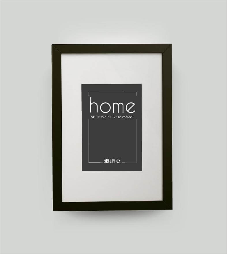 Personalisiertes Koordinaten Bild “HOME”, “FAMILIE”, “LEBEN” oder “ZUHAUSE”, Bildfarbe: Anthrazit/Schwarz, Bildgröße: DIN A4, Bilderrahmen: Bilderrahmen schwarz mit Passepartout, Copyright:321geschenke.de