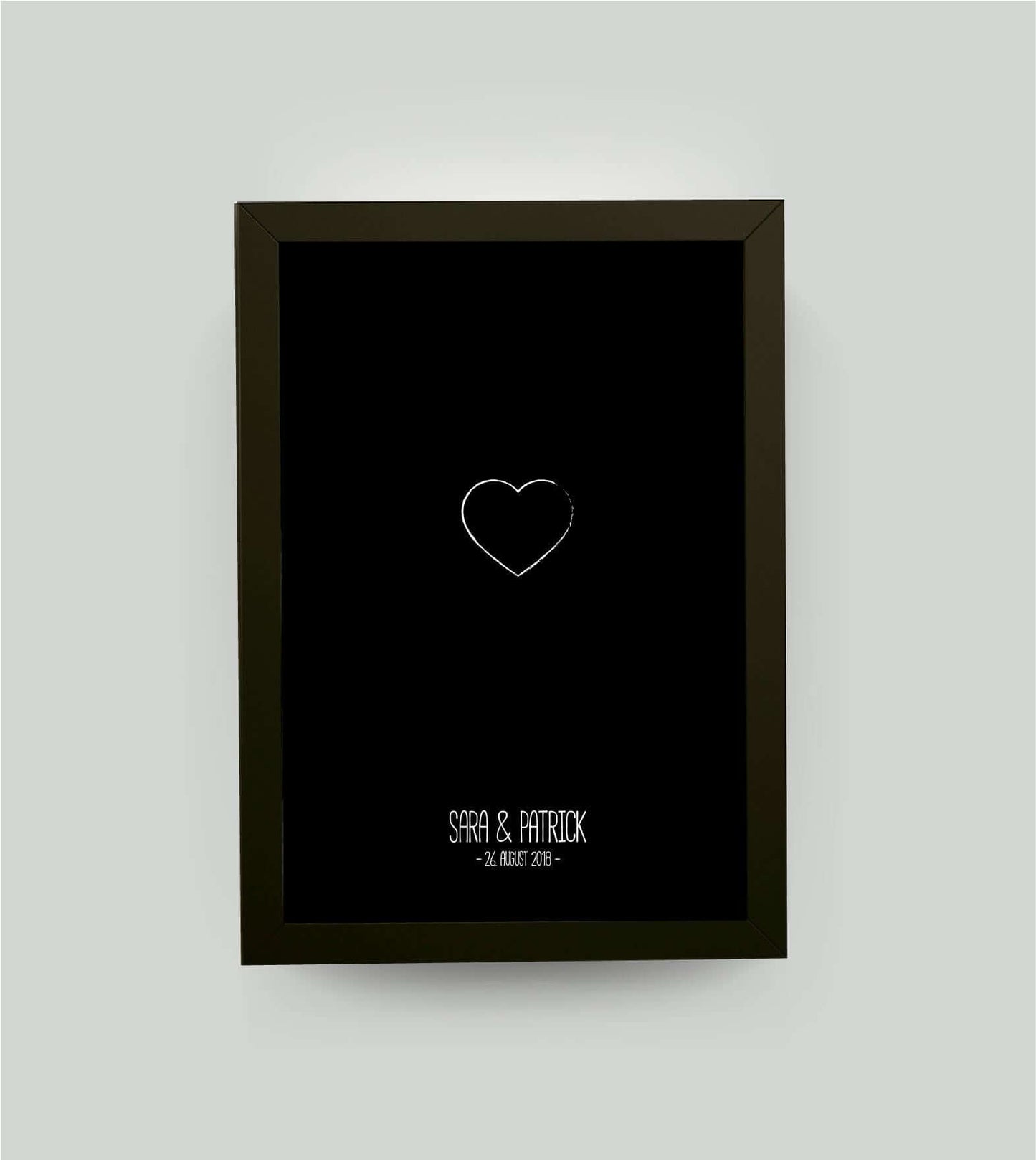 Personalisiertes Bild „Herz mit Name und Datum”, Bildfarbe: Schwarz, Bildgröße: 13x18cm, Bilderrahmen: Bilderrahmen schwarz ohne Passepartout,Copyright: 321geschenke.de