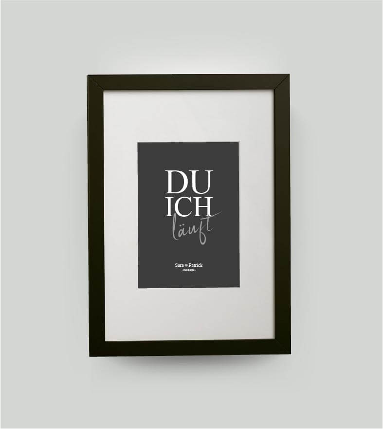 Personalisiertes Bild “DU ICH läuft”, Bildfarbe: Anthrazit/Schwarz, Bildgröße: DIN A4, Bilderrahmen: Bilderrahmen schwarz mit Passepartout, Copyright: 321geschenke.de