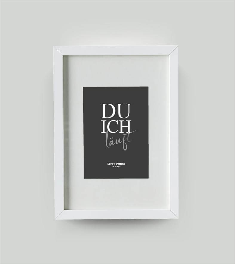 Personalisiertes Bild “DU ICH läuft”, Bildfarbe: Anthrazit/Schwarz, Bildgröße: DIN A4, Bilderrahmen: Bilderrahmen weiß mit Passepartout, Copyright: 321geschenke.de