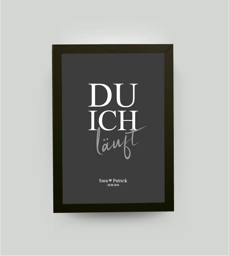 Personalisiertes Bild “DU ICH läuft”, Bildfarbe: Anthrazit/Schwarz, Bildgröße: 13x18cm, Bilderrahmen: Bilderrahmen schwarz ohne Passepartout, Copyright: 321geschenke.de