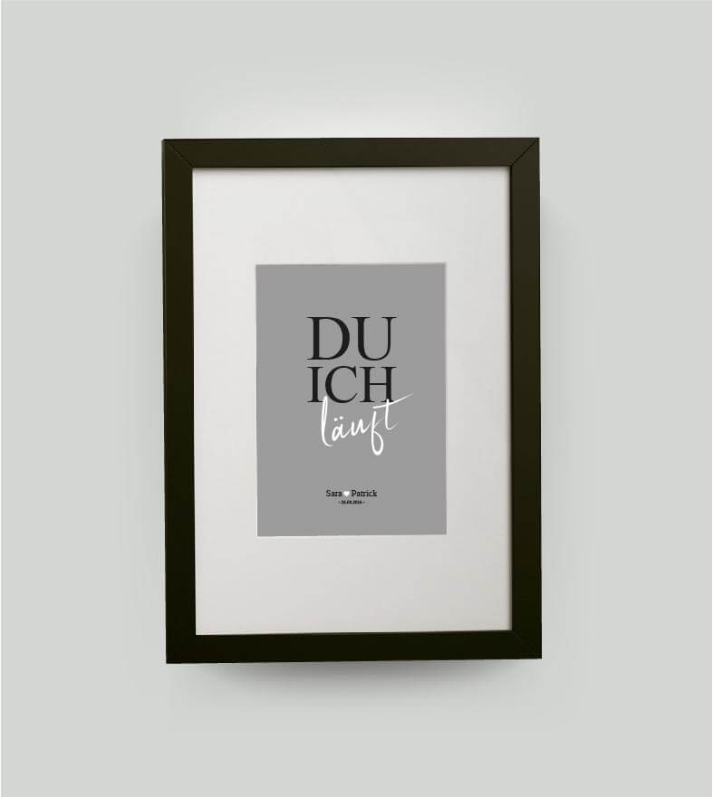 Personalisiertes Bild “DU ICH läuft”, Bildfarbe: Grau, Bildgröße: DIN A4, Bilderrahmen: Bilderrahmen schwarz mit Passepartout, Copyright: 321geschenke.de