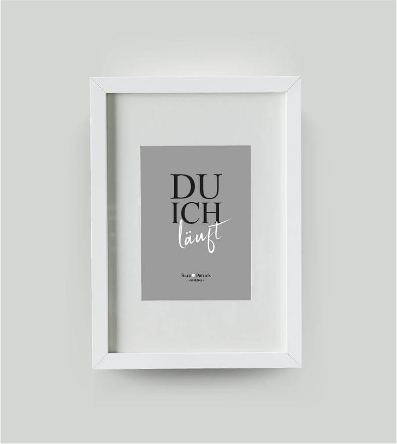Personalisiertes Bild “DU ICH läuft”, Bildfarbe: Grau, Bildgröße: DIN A4, Bilderrahmen: Bilderrahmen weiß mit Passepartout, Copyright: 321geschenke.de