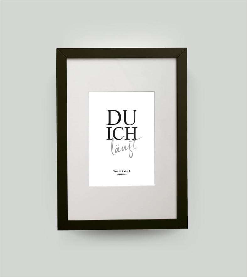 Personalisiertes Bild “DU ICH läuft”, Bildfarbe: Weiß, Bildgröße: DIN A4, Bilderrahmen: Bilderrahmen schwarz mit Passepartout, Copyright: 321geschenke.de