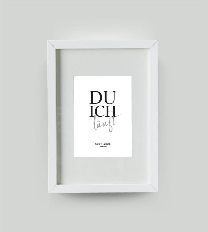 Personalisiertes Bild “DU ICH läuft”, Bildfarbe: Weiß, Bildgröße: DIN A4, Bilderrahmen: Bilderrahmen weiß mit Passepartout, Copyright: 321geschenke.de