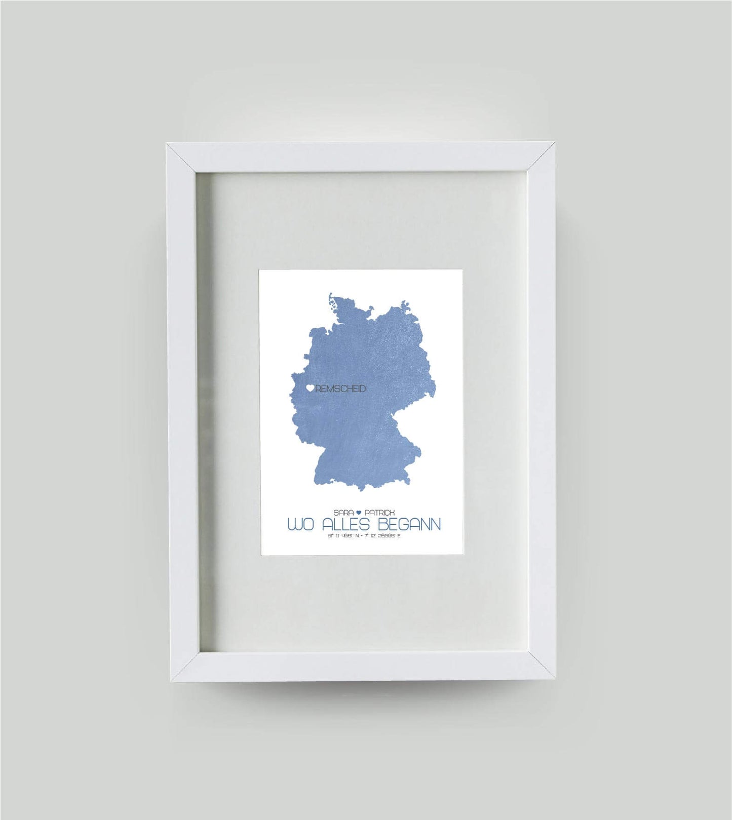 Personalisiertes Koordinaten Bild “Landkarte – Wo alles begann”, Bildfarbe: Blau, Bildgröße: DIN A4, Bilderrahmen: Bilderrahmen weiß mit Passepartout, Copyright: 321geschenke.de