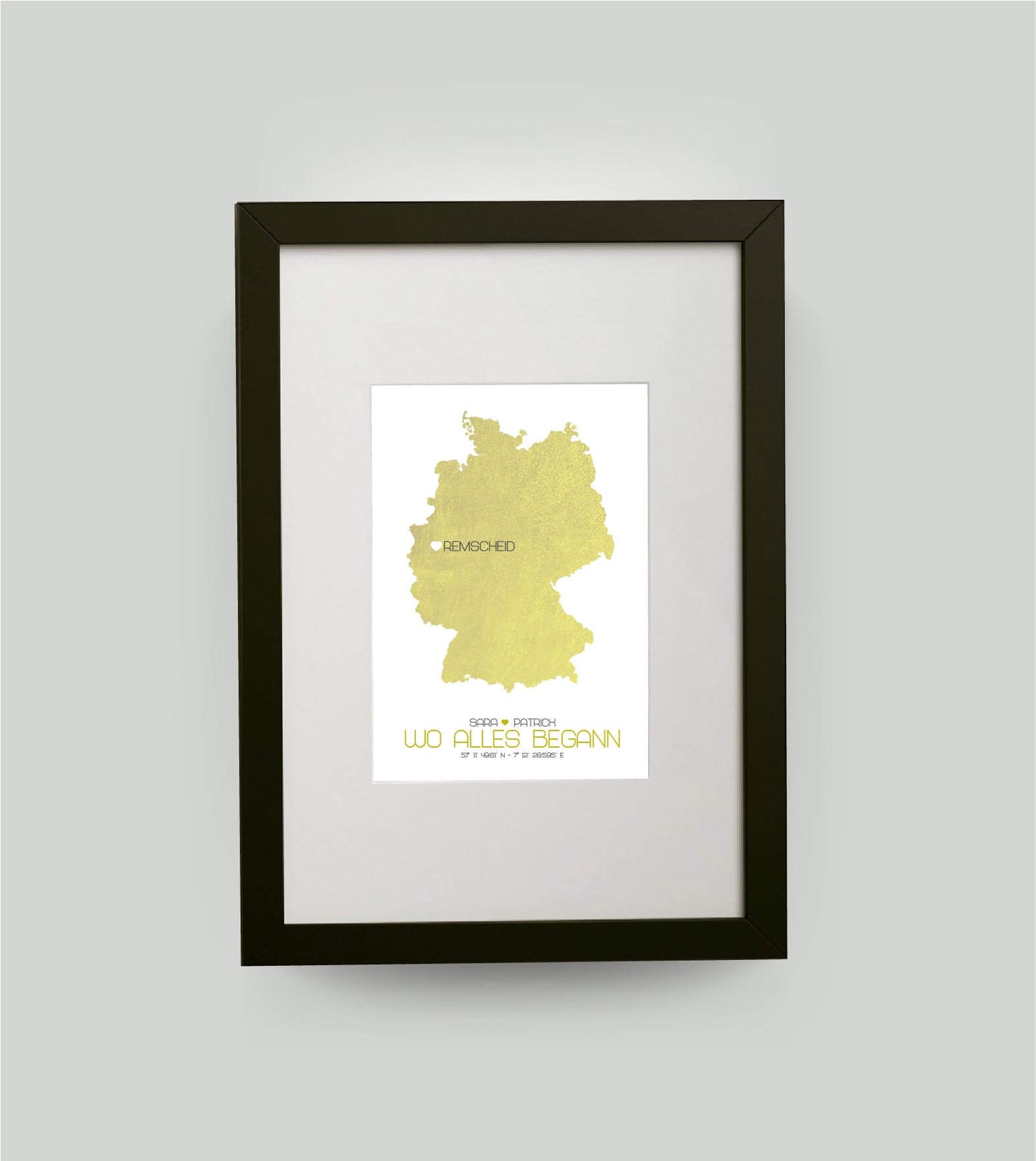 Personalisiertes Koordinaten Bild “Landkarte – Wo alles begann”, Bildfarbe: Gelb, Bildgröße: DIN A4, Bilderrahmen: Bilderrahmen schwarz mit Passepartout, Copyright: 321geschenke.de