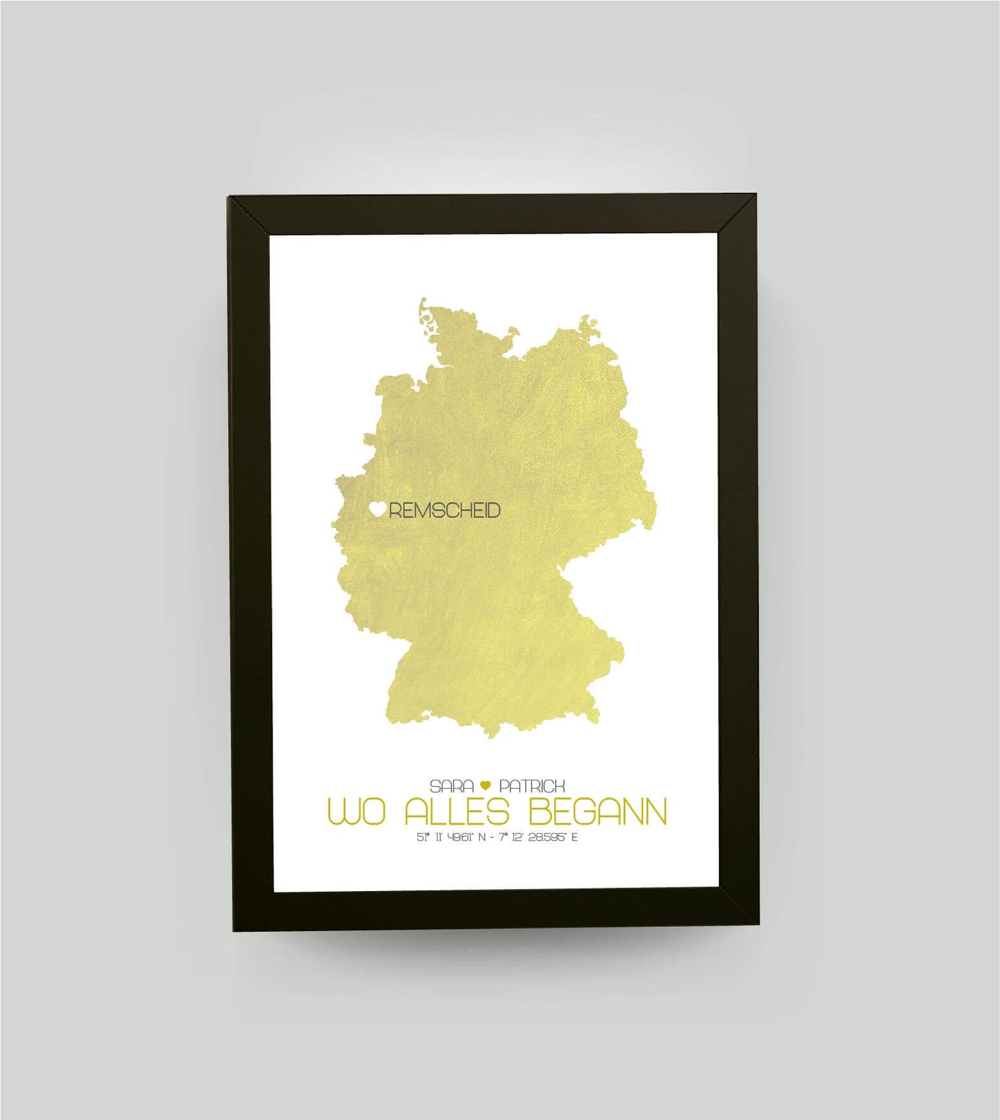 Personalisiertes Koordinaten Bild “Landkarte – Wo alles begann”, Bildfarbe: Gelb, Bildgröße: 13x18cm, Bilderrahmen: Bilderrahmen schwarz ohne Passepartout, Copyright: 321geschenke.de