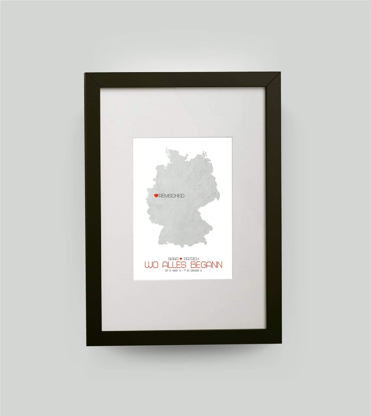 Personalisiertes Koordinaten Bild “Landkarte – Wo alles begann”, Bildfarbe: Grau, Bildgröße: DIN A3, Bilderrahmen: Bilderrahmen schwarz ohne Passepartout, Copyright: 321geschenke.de