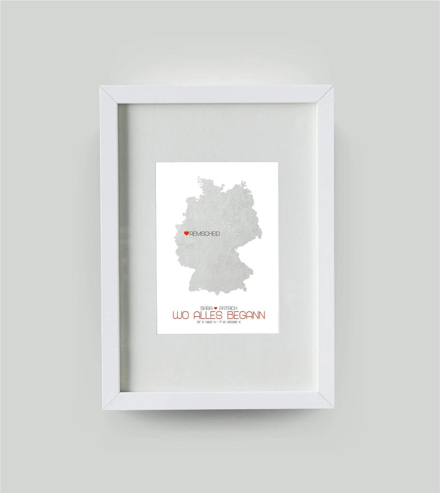 Personalisiertes Koordinaten Bild “Landkarte – Wo alles begann”, Bildfarbe: Grau, Bildgröße: DIN A4, Bilderrahmen: Bilderrahmen weiß mit Passepartout, Copyright: 321geschenke.de