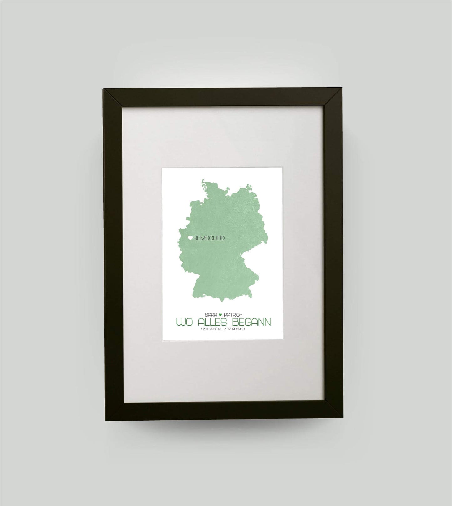 Personalisiertes Koordinaten Bild “Landkarte – Wo alles begann”, Bildfarbe: Grün, Bildgröße: DIN A4, Bilderrahmen: Bilderrahmen schwarz mit Passepartout, Copyright: 321geschenke.de