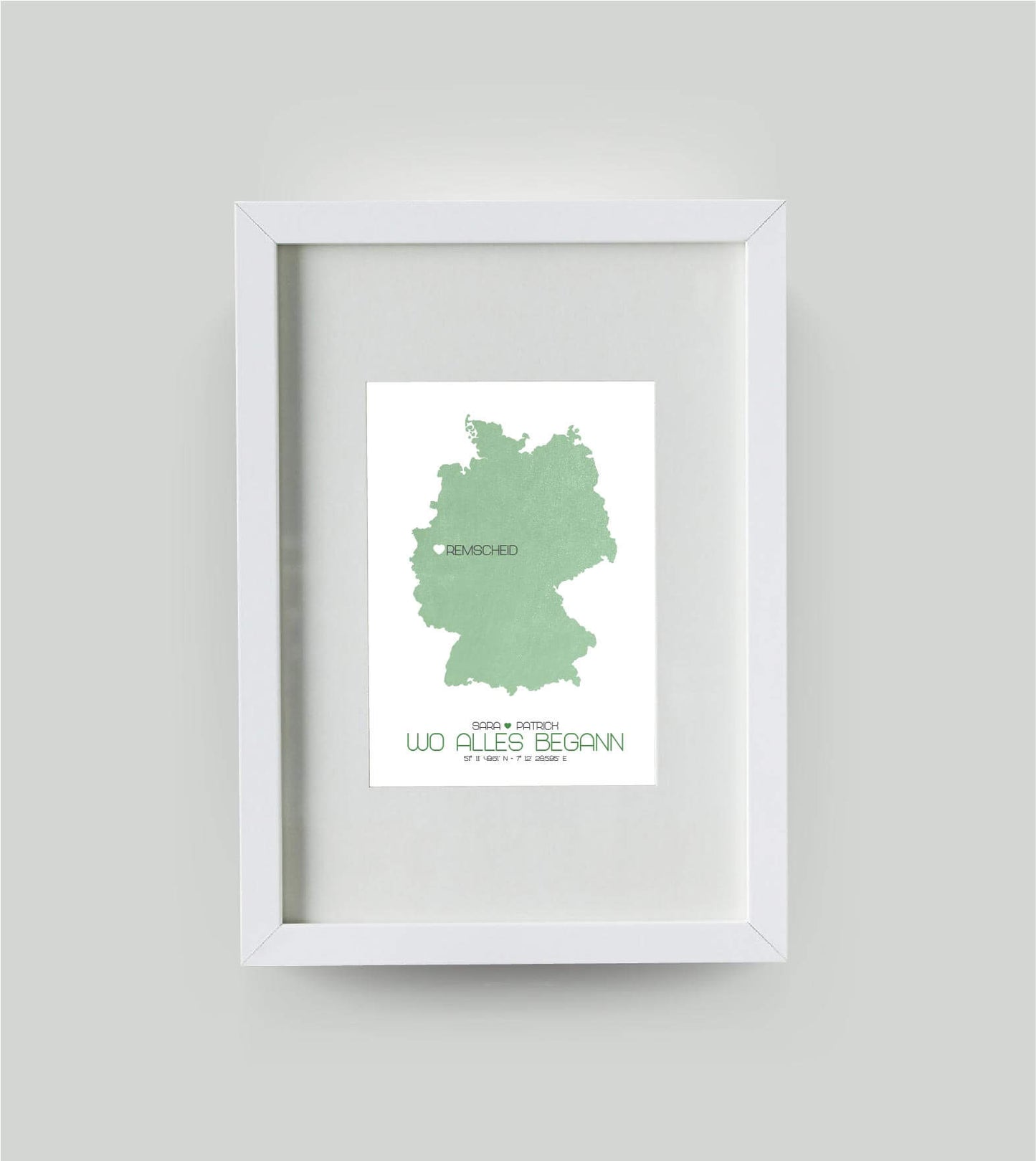 Personalisiertes Koordinaten Bild “Landkarte – Wo alles begann”, Bildfarbe: Grün, Bildgröße: DIN A4, Bilderrahmen: Bilderrahmen weiß mit Passepartout, Copyright: 321geschenke.de
