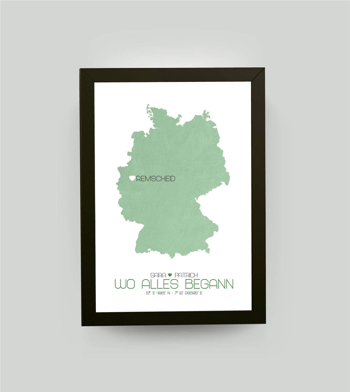 Personalisiertes Koordinaten Bild “Landkarte – Wo alles begann”, Bildfarbe: Grün, Bildgröße: 13x18cm, Bilderrahmen: Bilderrahmen schwarz ohne Passepartout, Copyright: 321geschenke.de