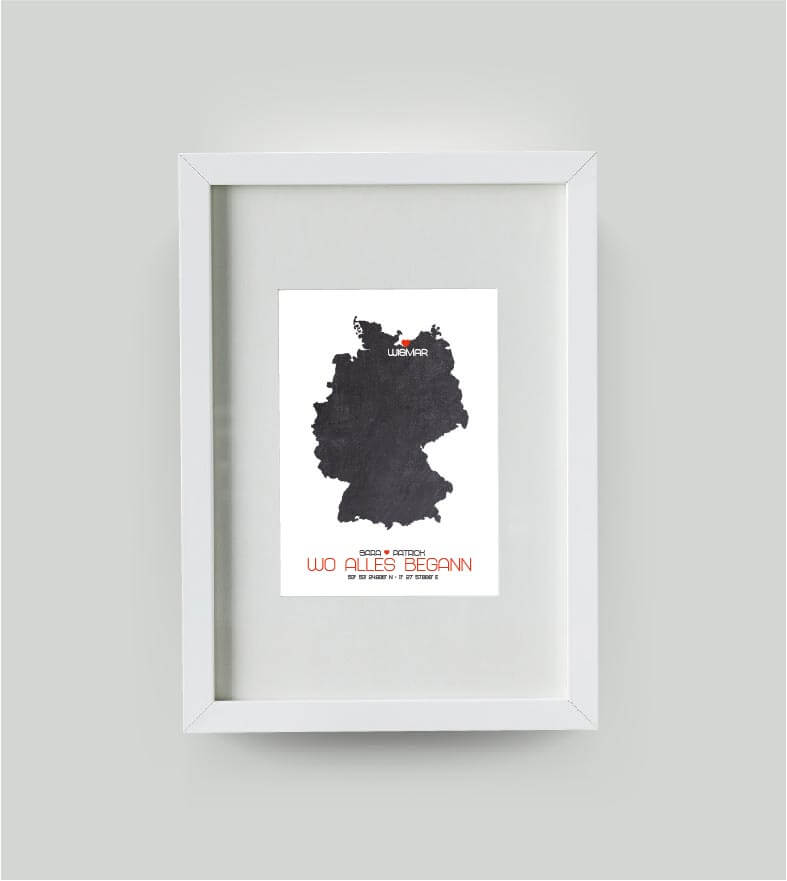 Personalisiertes Koordinaten Bild “Landkarte – Wo alles begann”, Bildfarbe: Anthrazit/Schwarz, Bildgröße: DIN A4, Bilderrahmen: Bilderrahmen weiß mit Passepartout, Copyright: 321geschenke.de