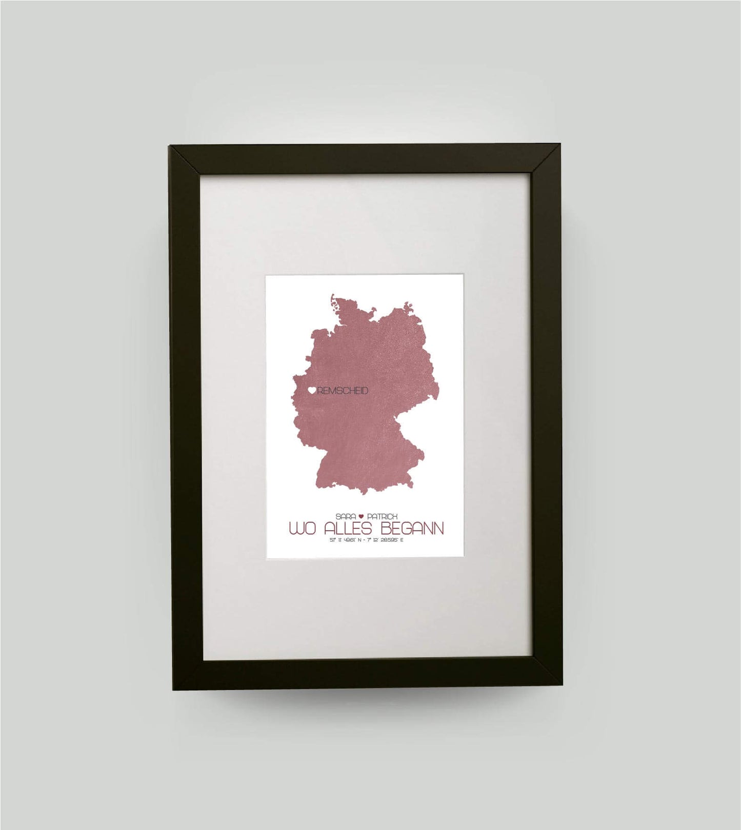 Personalisiertes Koordinaten Bild “Landkarte – Wo alles begann”, Bildfarbe: Rot, Bildgröße: DIN A4, Bilderrahmen: Bilderrahmen schwarz mit Passepartout, Copyright: 321geschenke.de