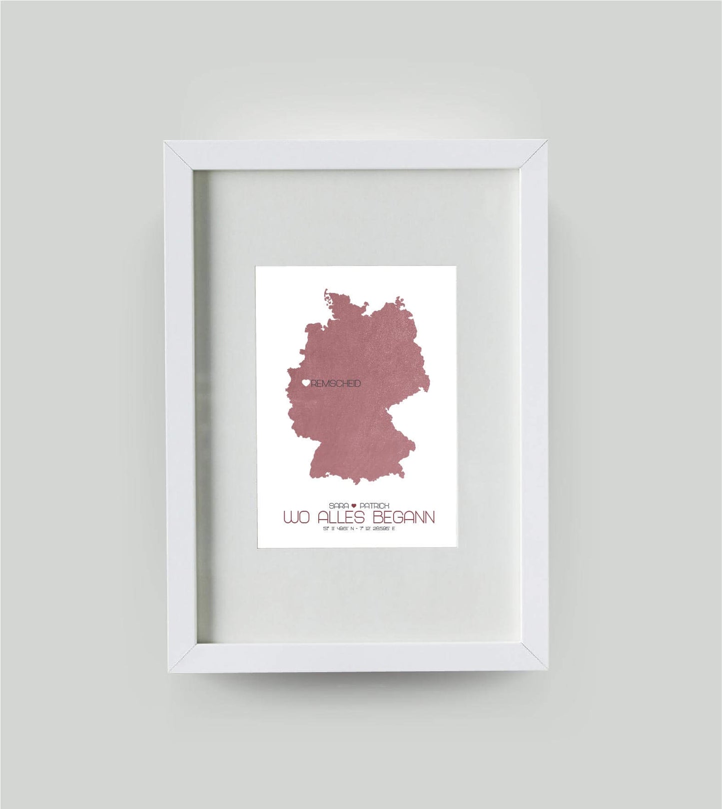 Personalisiertes Koordinaten Bild “Landkarte – Wo alles begann”, Bildfarbe: Rot, Bildgröße: DIN A4, Bilderrahmen: Bilderrahmen weiß mit Passepartout, Copyright: 321geschenke.de