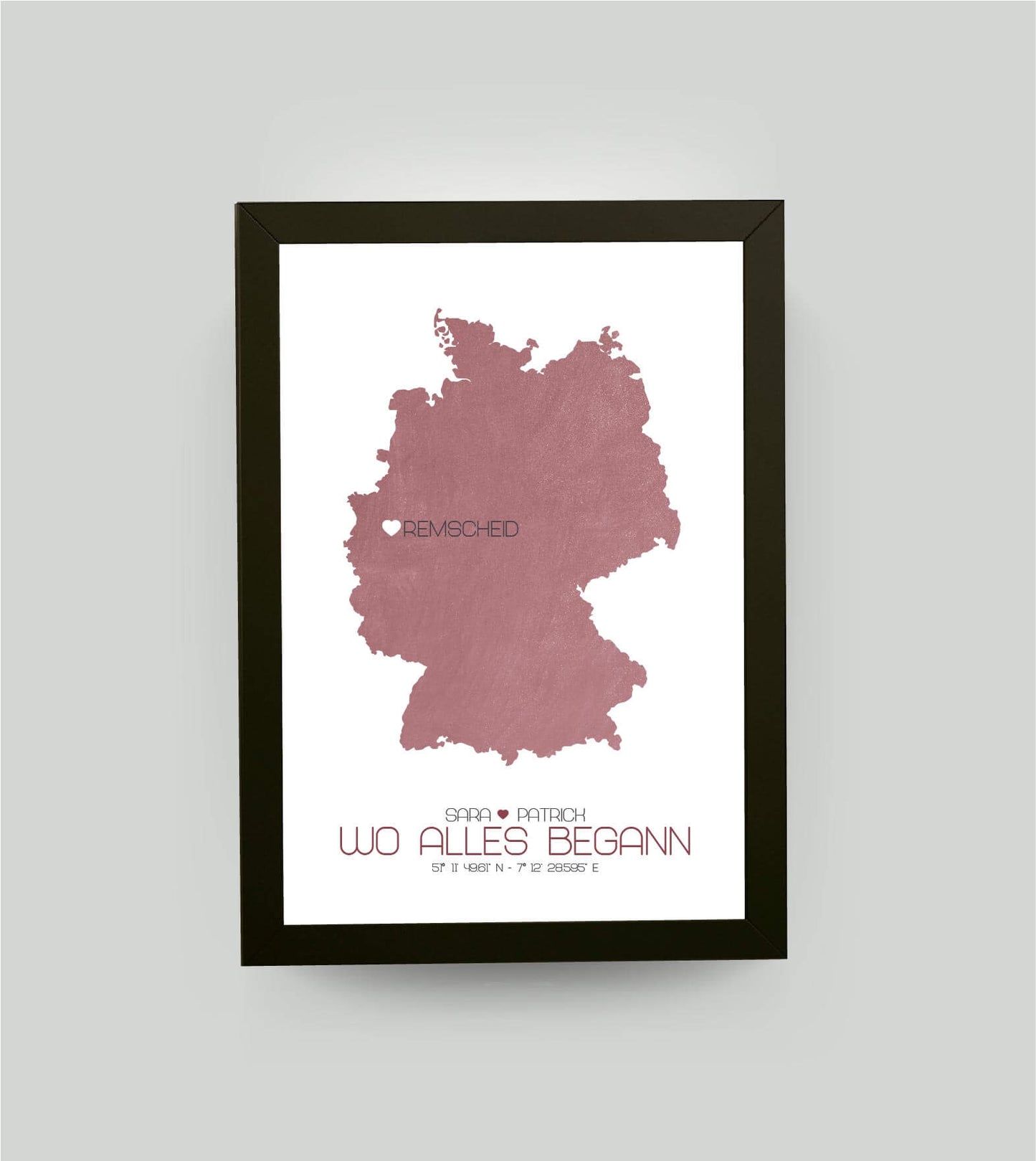 Personalisiertes Koordinaten Bild “Landkarte – Wo alles begann”, Bildfarbe: Rot, Bildgröße: 13x18cm, Bilderrahmen: Bilderrahmen schwarz ohne Passepartout, Copyright: 321geschenke.de