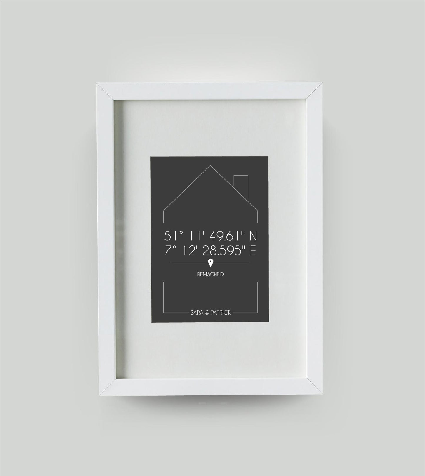Personalisiertes Koordinatenbild “DAHEIM”, Bildfarbe: Anthrazit/Schwarz, Bildgröße: DIN A4, Bilderrahmen: Bilderrahmen weiß mit Passepartout, Copyright: 321geschenke.de
