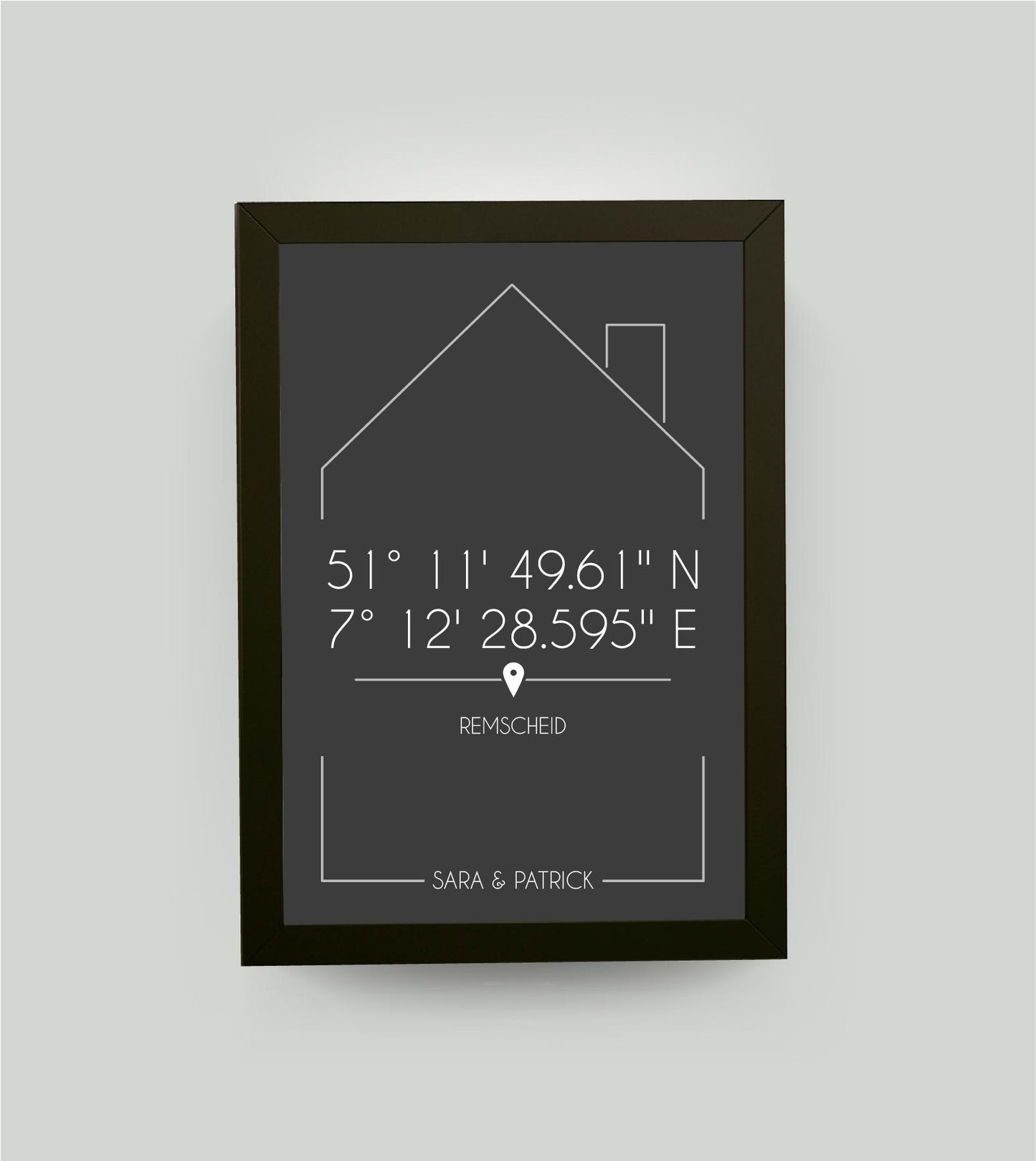 Personalisiertes Koordinatenbild “DAHEIM”, Bildfarbe: Anthrazit/Schwarz, Bildgröße: 13x18cm, Bilderrahmen: Bilderrahmen schwarz ohne Passepartout, Copyright: 321geschenke.de