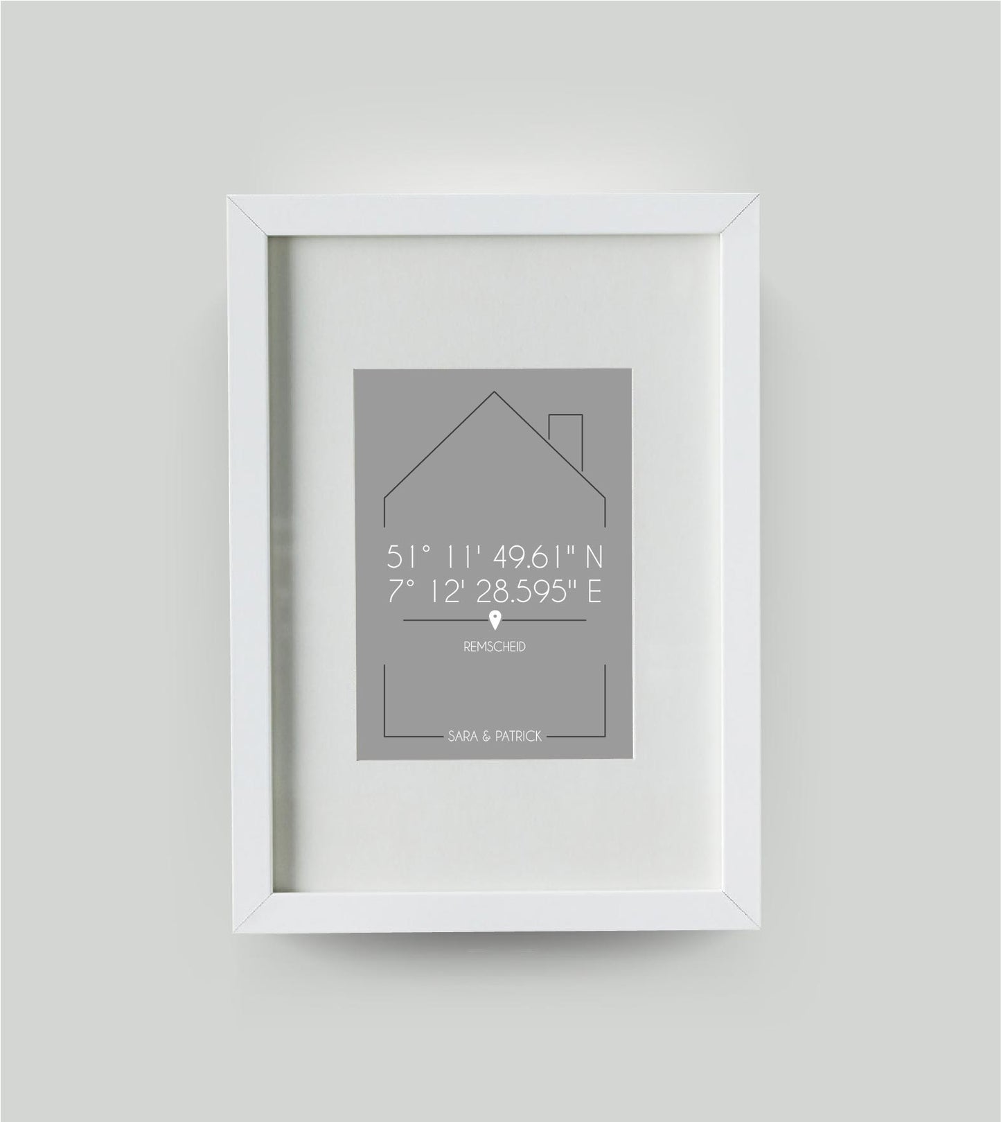 Personalisiertes Koordinatenbild “DAHEIM”, Bildfarbe: Grau, Bildgröße: DIN A4, Bilderrahmen: Bilderrahmen weiß mit Passepartout, Copyright: 321geschenke.de