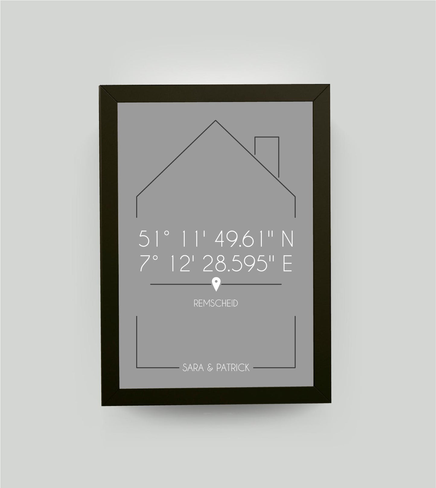 Personalisiertes Koordinatenbild “DAHEIM”, Bildfarbe: Grau, Bildgröße: 13x18cm, Bilderrahmen: Bilderrahmen schwarz ohne Passepartout, Copyright: 321geschenke.de