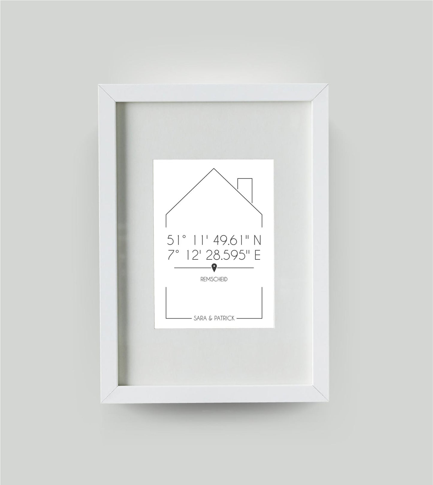 Personalisiertes Koordinatenbild “DAHEIM”, Bildfarbe: Weiß, Bildgröße: DIN A4, Bilderrahmen: Bilderrahmen weiß mit Passepartout, Copyright: 321geschenke.de