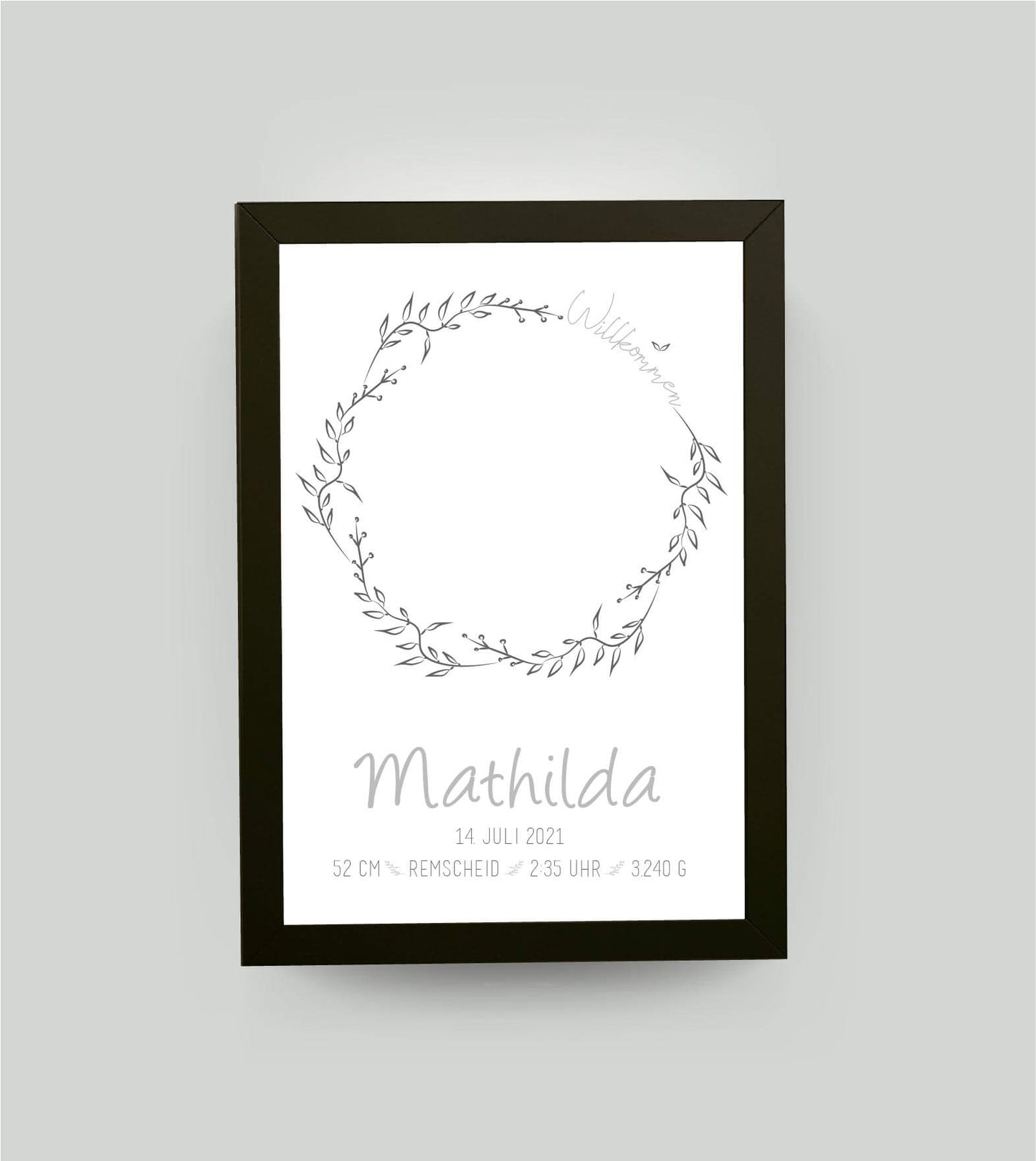 Personalisiertes Bild “Baby-Fußabdruck”, DIN A4, mit Rahmen schwarz 21x30cm, ohne Passepartout, Copyright: 321geschenke.de