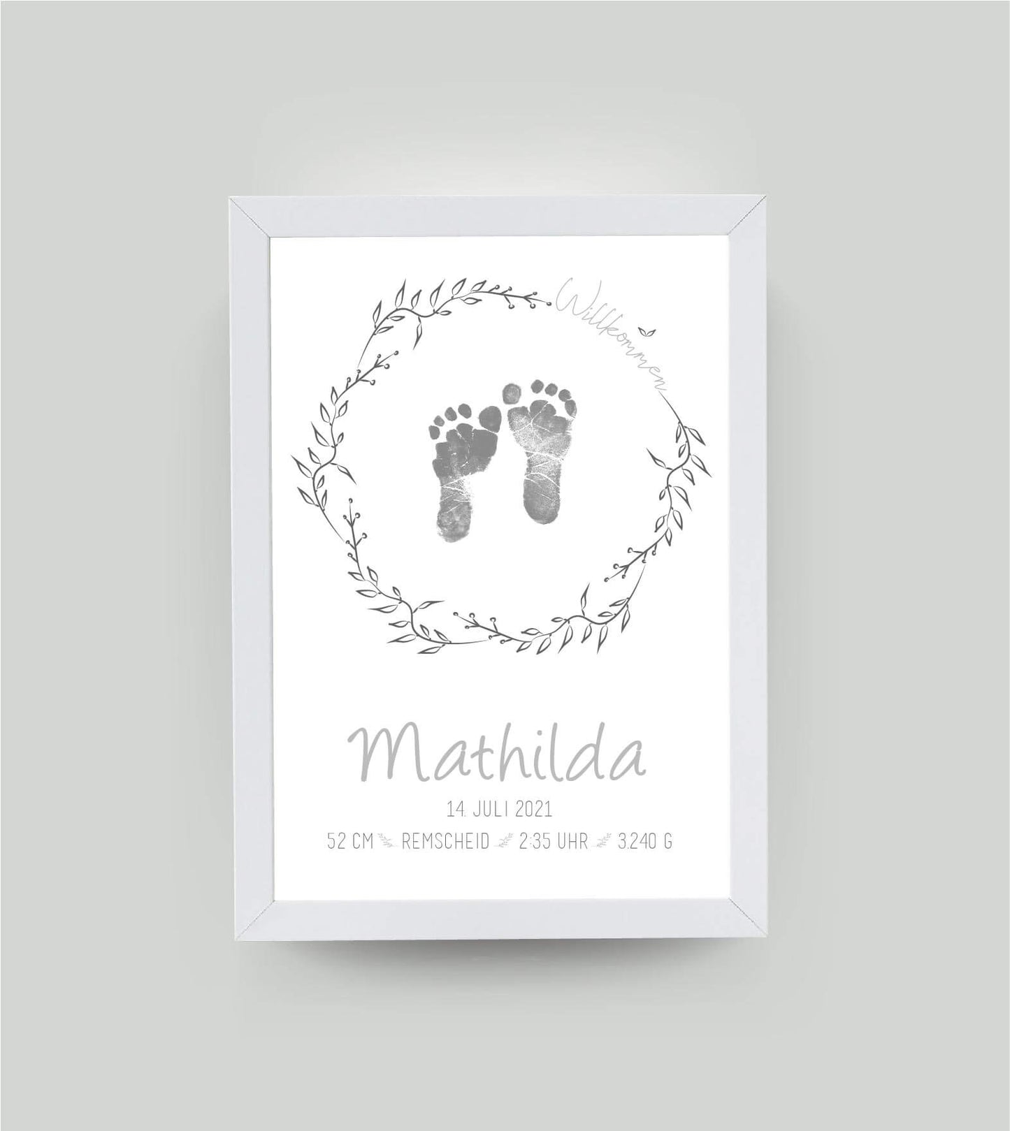 Personalisiertes Bild “Baby-Fußabdruck”, DIN A4, mit Rahmen weiß 21x30cm, ohne Passepartout, Anwendungsbeispiel, Copyright: 321geschenke.de