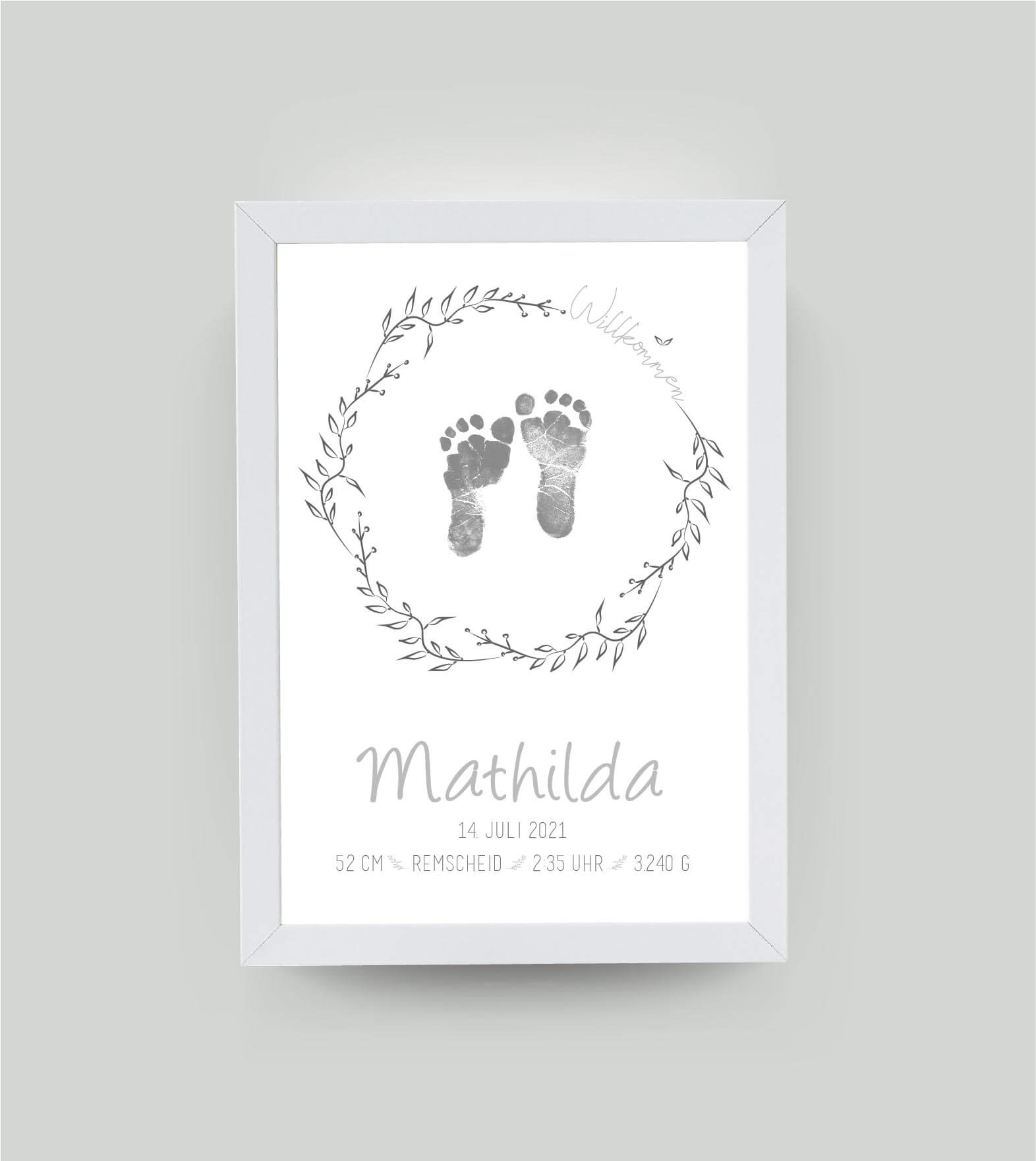 Personalisiertes Bild “Baby-Fußabdruck”, DIN A4, mit Rahmen weiß 21x30cm, ohne Passepartout, Anwendungsbeispiel, Copyright: 321geschenke.de