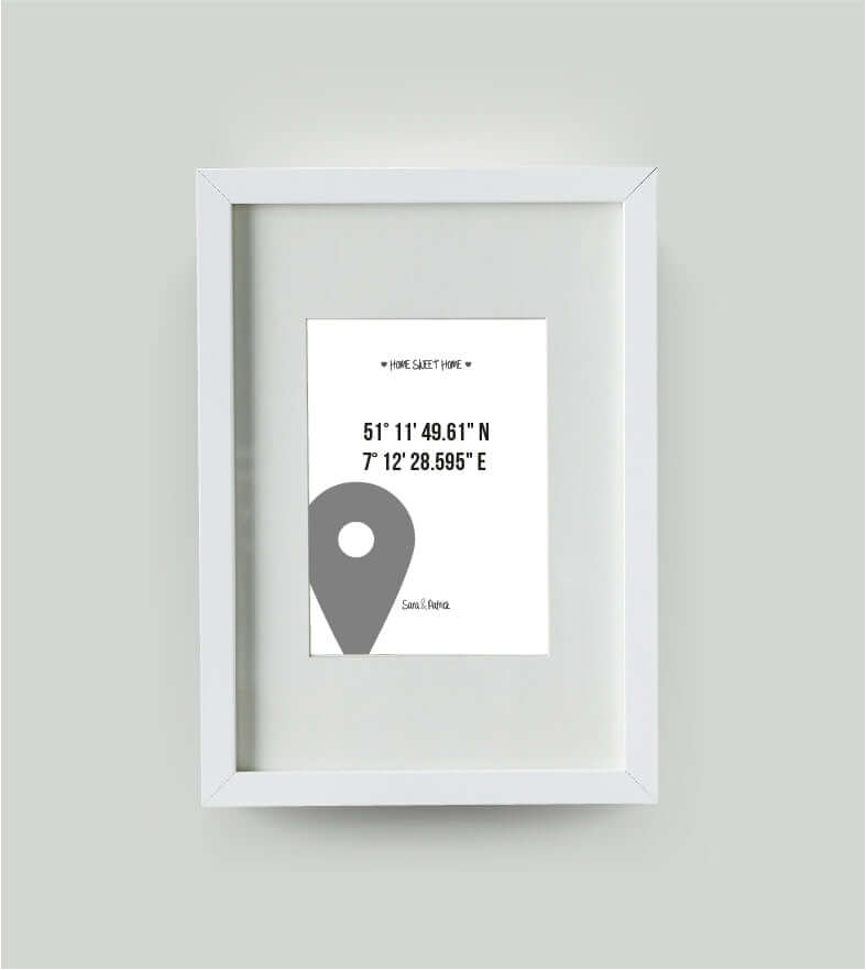 Personalisiertes Bild "HOME SWEET HOME GPS" in weiß , 13x18cm, mit Rahmen weiß 21x30cm, mit Passepartout, Copyright:321geschenke.de