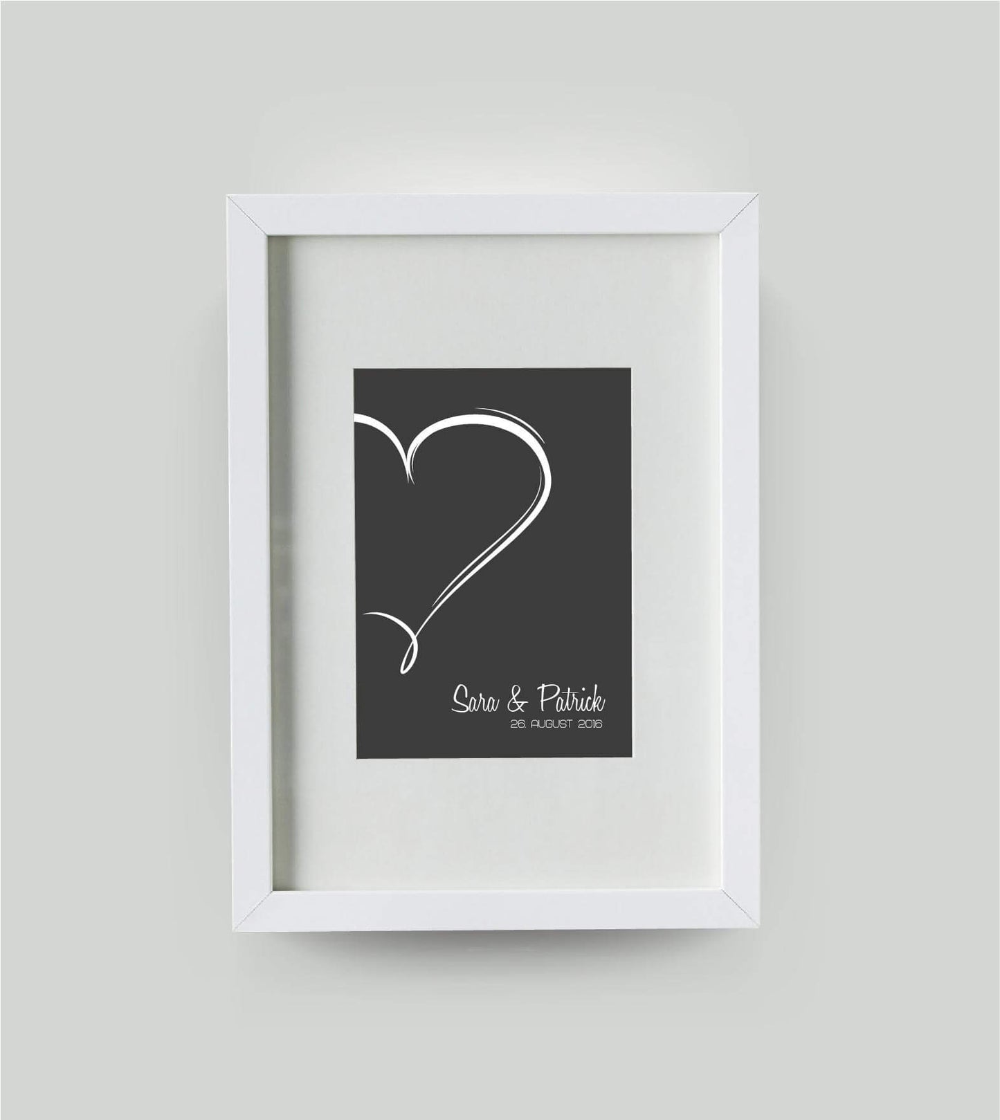 Personalisiertes Bild “Herz”, Bildfarbe: Anthrazit/Schwarz, Bildgröße: DIN A4, Bilderrahmen: Bilderrahmen weiß mit Passepartout, Copyright: 321geschenke.de