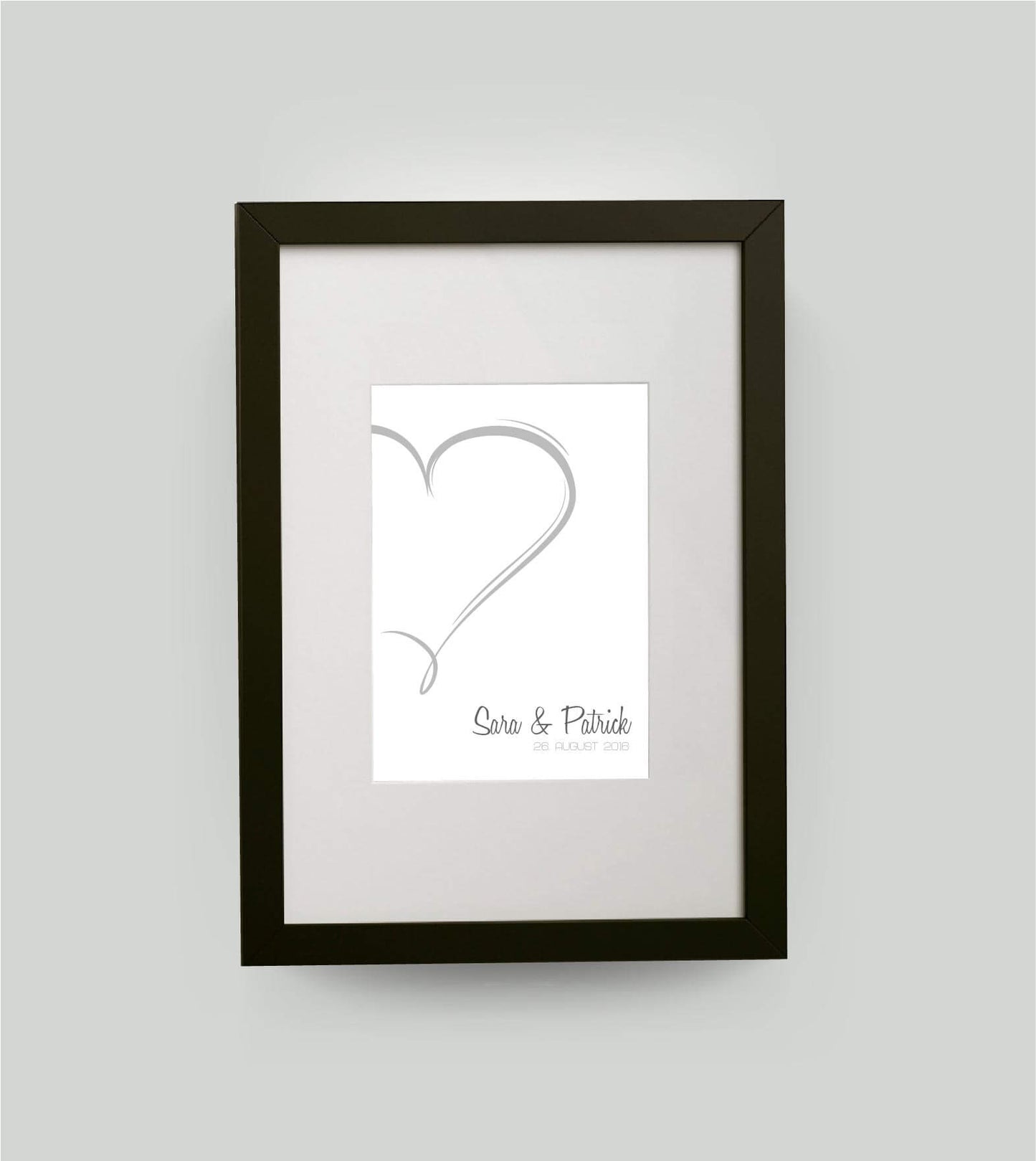 Personalisiertes Bild “Herz”, Bildfarbe: Weiß, Bildgröße: DIN A4, Bilderrahmen: Bilderrahmen schwarz mit Passepartout, Copyright: 321geschenke.de