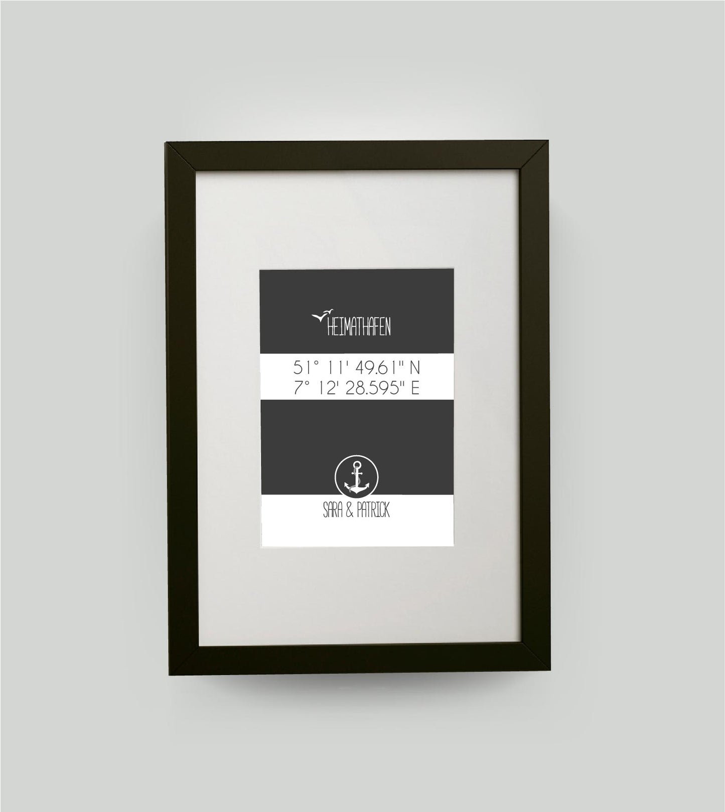 Personalisiertes Koordinaten Bild “HEIMATHAFEN” mit Anker, Bildfarbe: Anthrazit/Schwarz, Bildgröße: DIN A4, Bilderrahmen: Bilderrahmen schwarz mit Passepartout, Copyright:321geschenke.de