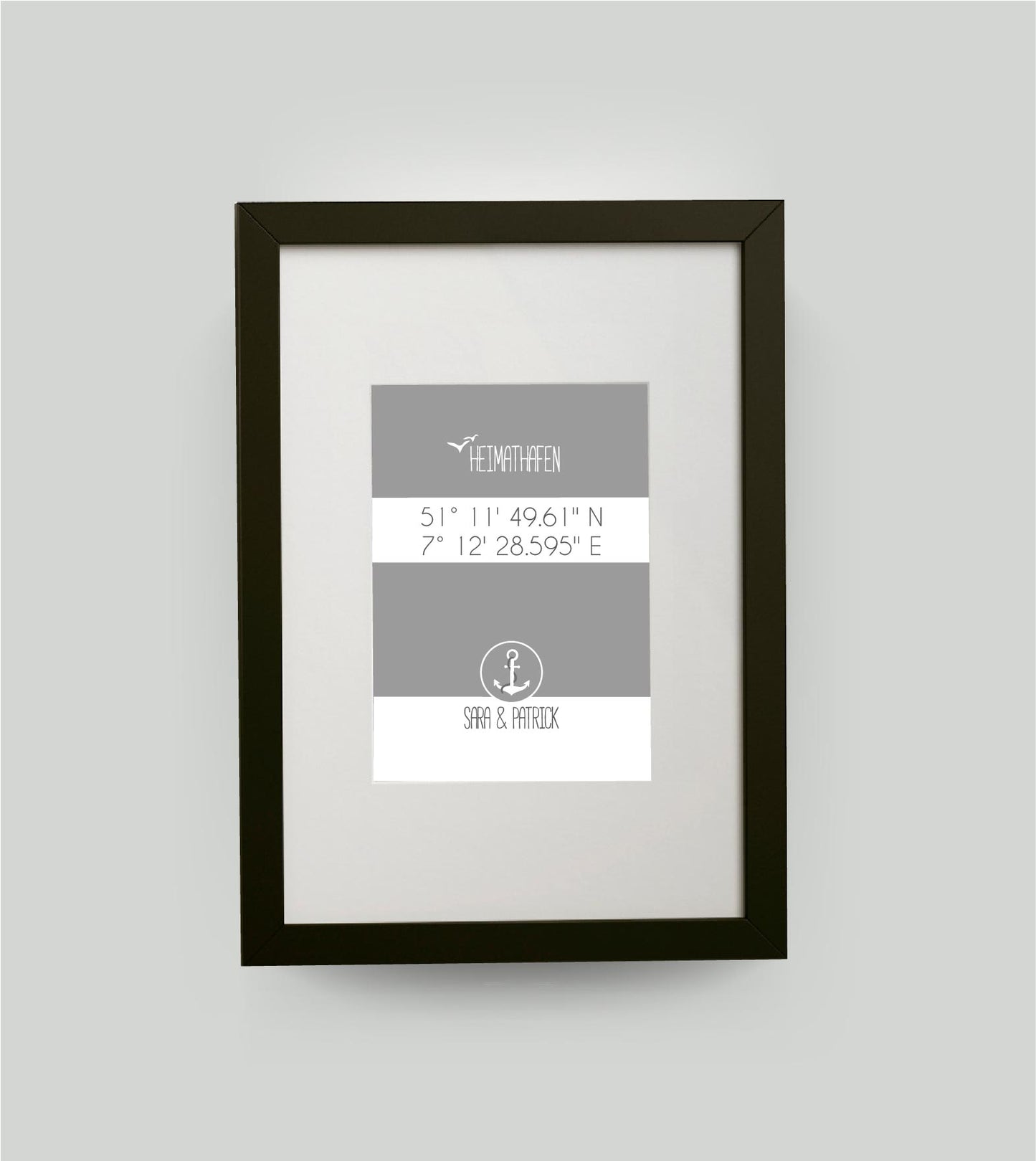 Personalisiertes Koordinaten Bild “HEIMATHAFEN” mit Anker, Bildfarbe: Grau, Bildgröße: DIN A4, Bilderrahmen: Bilderrahmen schwarz mit Passepartout, Copyright:321geschenke.de