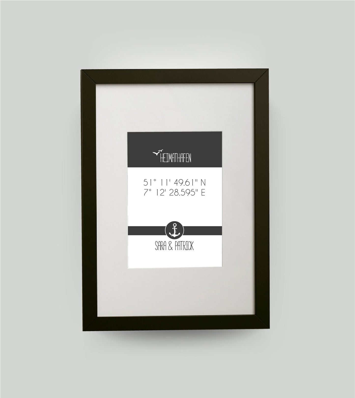 Personalisiertes Koordinaten Bild “HEIMATHAFEN” mit Anker, Bildfarbe: Anthrazit/Schwarz, Bildgröße: DIN A4, Bilderrahmen: Bilderrahmen schwarz mit Passepartout, Copyright:321geschenke.de