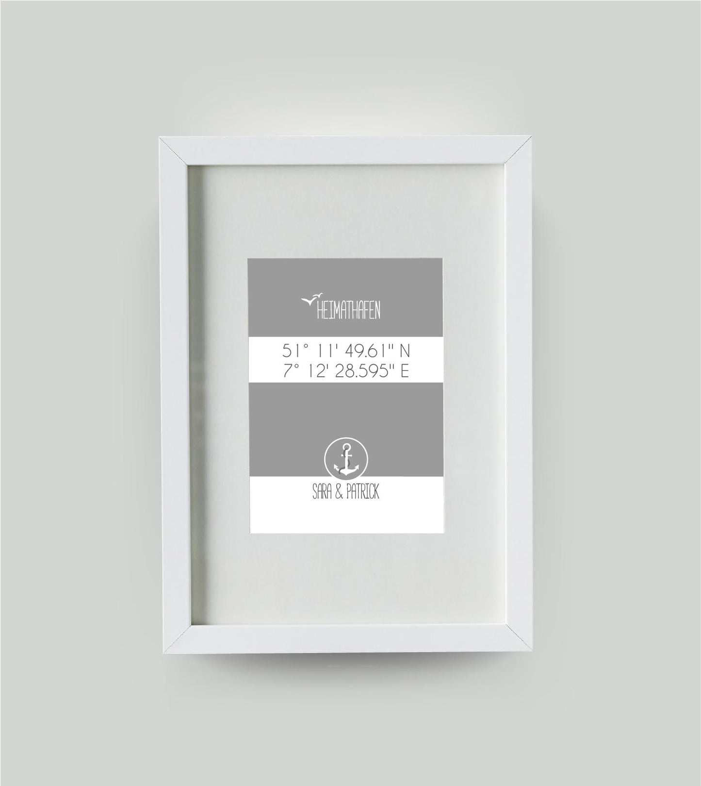 Personalisiertes Koordinaten Bild “HEIMATHAFEN” mit Anker, Bildfarbe: Grau, Bildgröße: DIN A4, Bilderrahmen: Bilderrahmen weiß mit Passepartout, Copyright:321geschenke.de