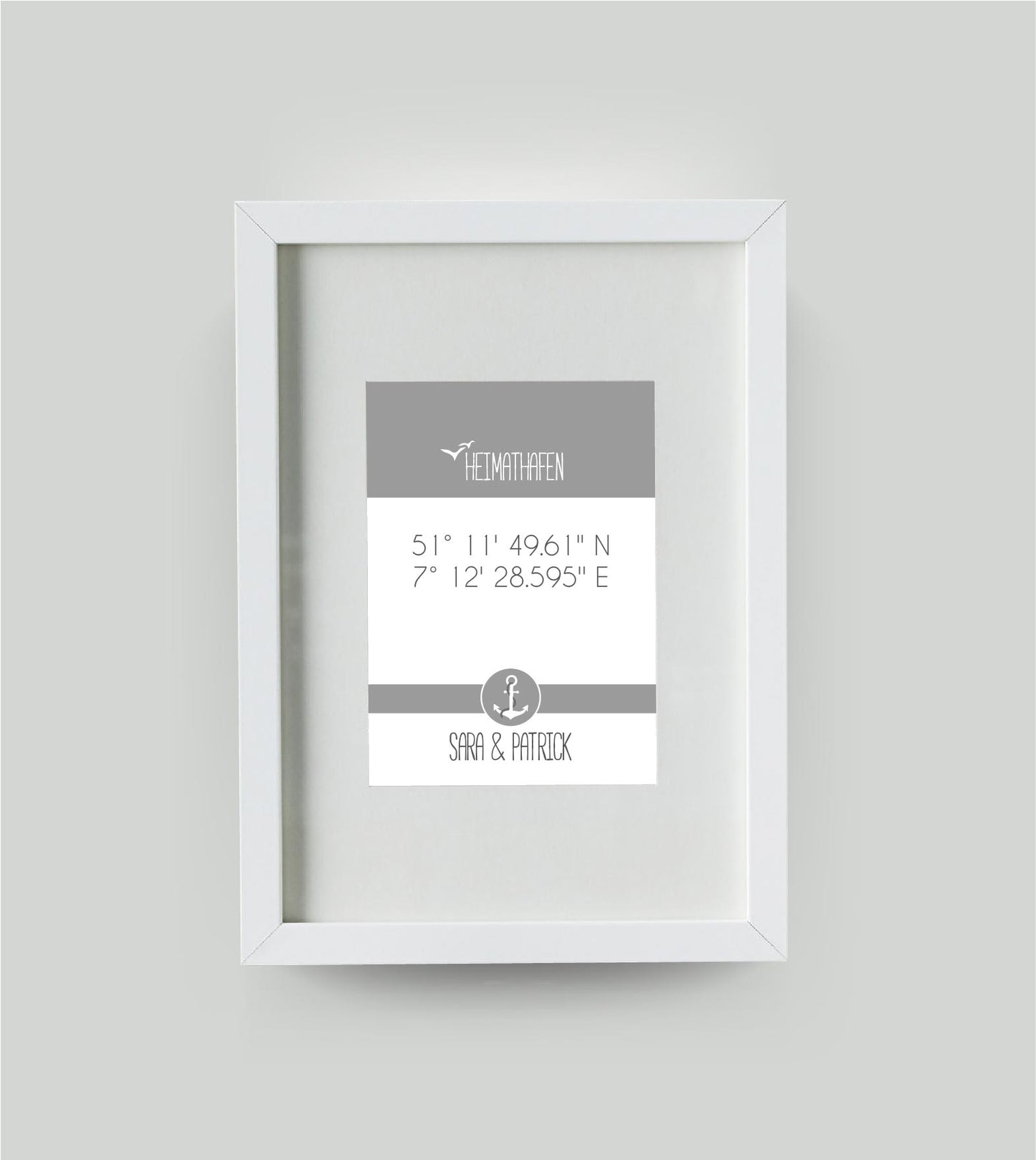 Personalisiertes Koordinaten Bild “HEIMATHAFEN” mit Anker, Bildfarbe: Grau, Bildgröße: DIN A4, Bilderrahmen: Bilderrahmen weiß mit Passepartout, Copyright:321geschenke.de