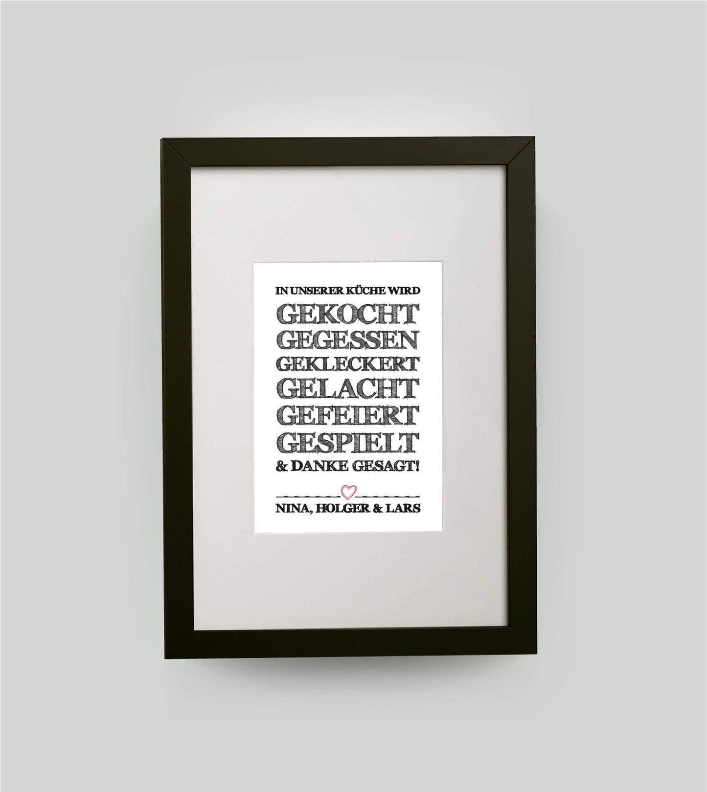 Personalisiertes Bild “In unserer Küche ….”, Variante: Variante 1, Bildgröße: DIN A4, Bilderrahmen: Bilderrahmen schwarz mit Passepartout, Copyright: 321geschenke.de